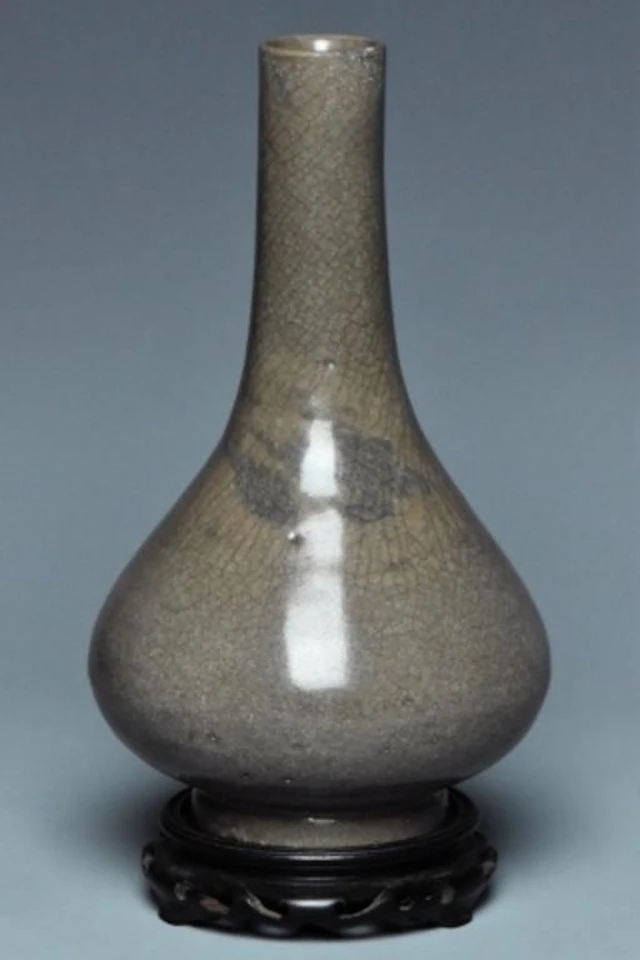A SONG DYNASTY GUANYAO VASE AND STAND