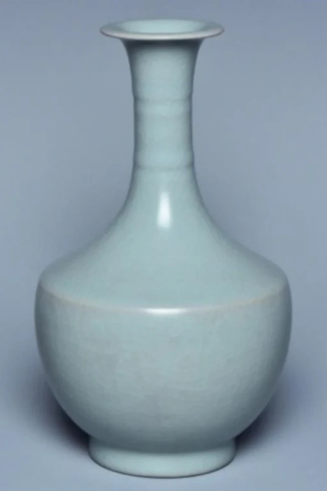 A SONG DYNASTY RUYAO VASE