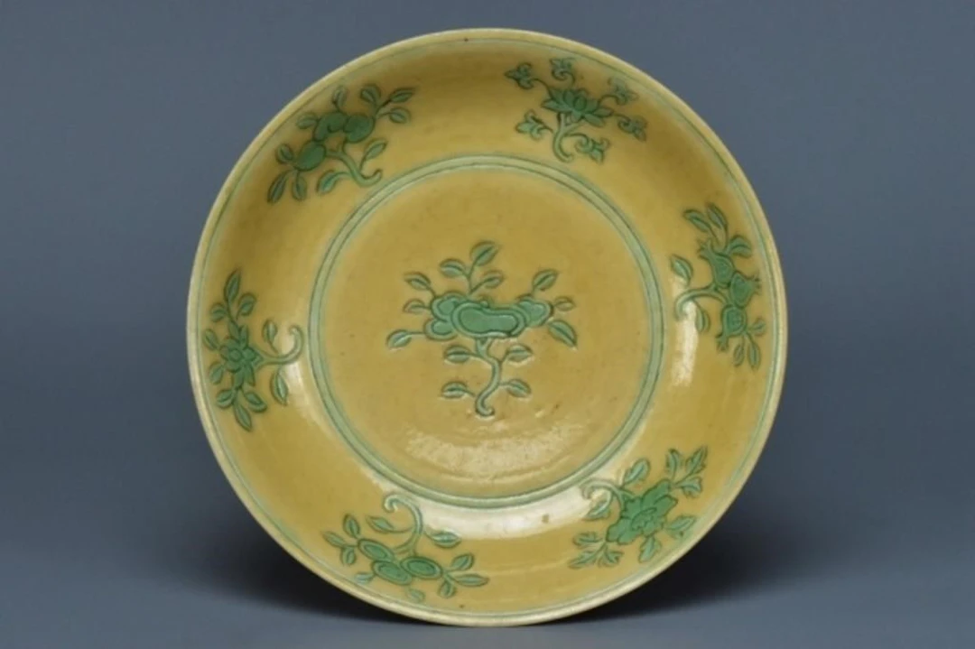 A MING DYNASTY DISH JIAJING MARK AND PERIOD