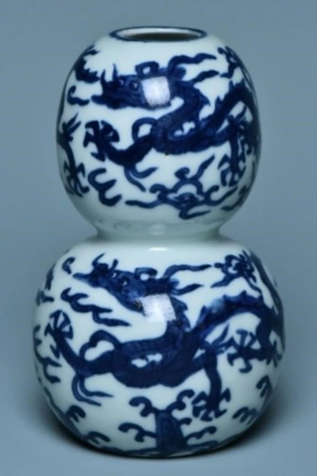 A MING DYNASTY DRAGON VASE WANLI MARK AND PERIOD