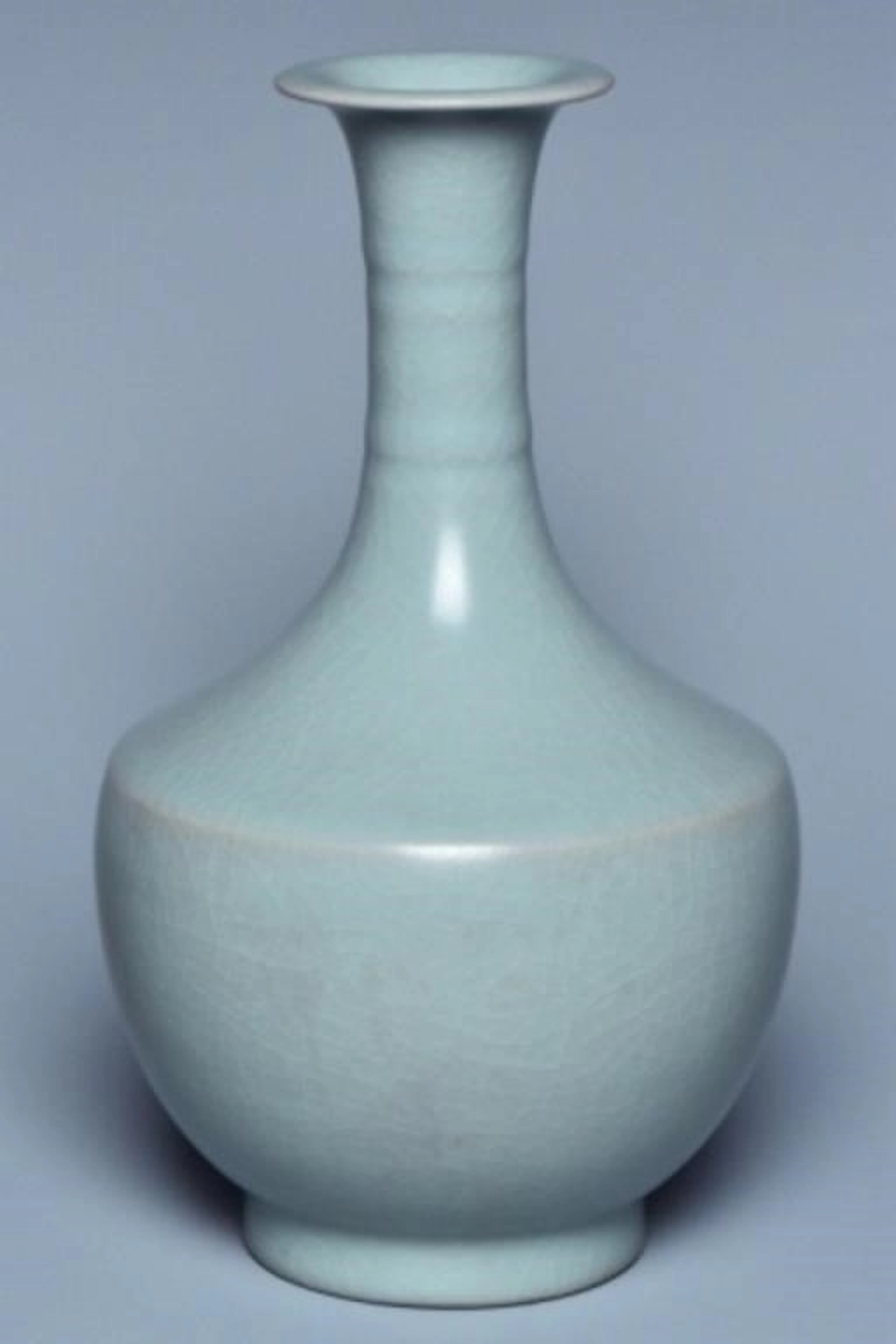 A SONG DYNASTY RUYAO VASE
