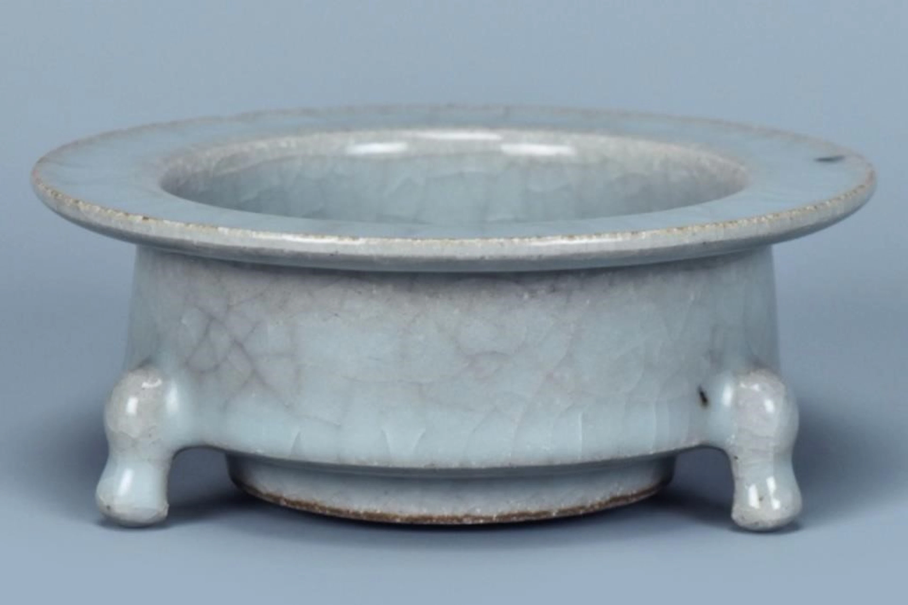 A GUANYAO TRIPOD INCENSE BURNER