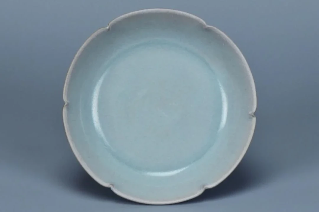 A SONG DYNASTY RUYAO SKY BLUE FOLIATE-RIM DISH