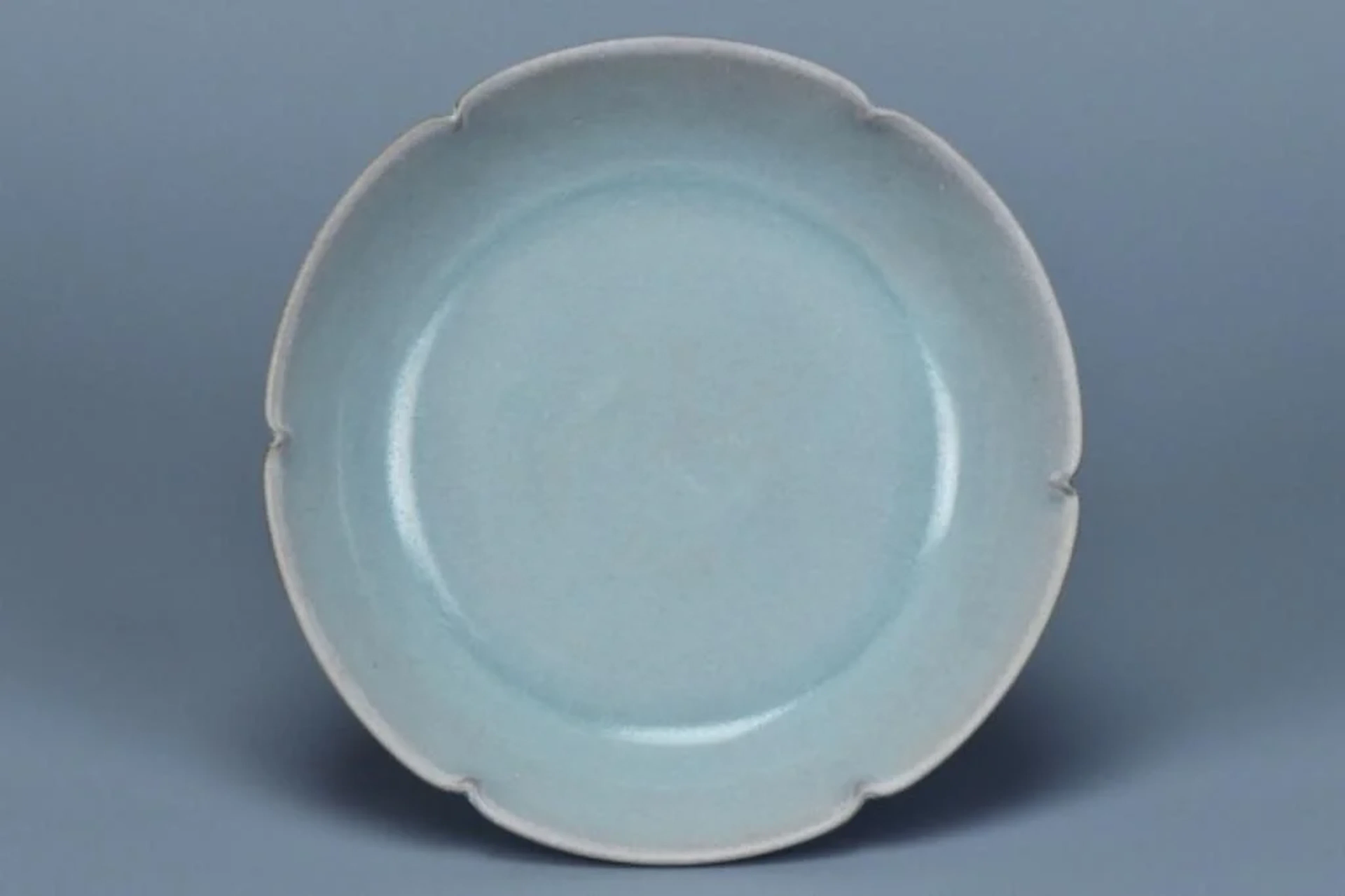 A SONG DYNASTY RUYAO SKY BLUE FOLIATE-RIM DISH