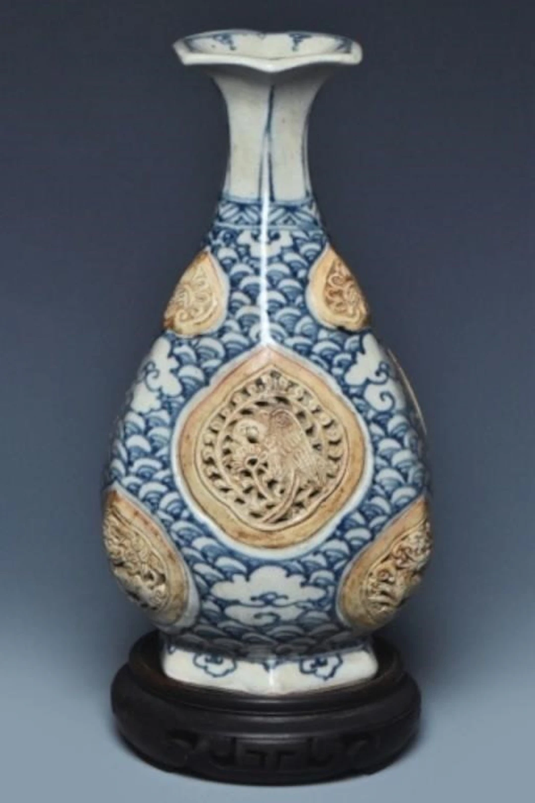 A VIETNAMESE BLUE AND WHITE VASE 14TH C