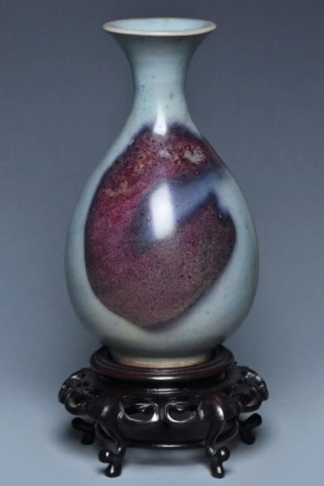 A SONG JUNYAO PURPLE SPLASHED VASE AND STAND