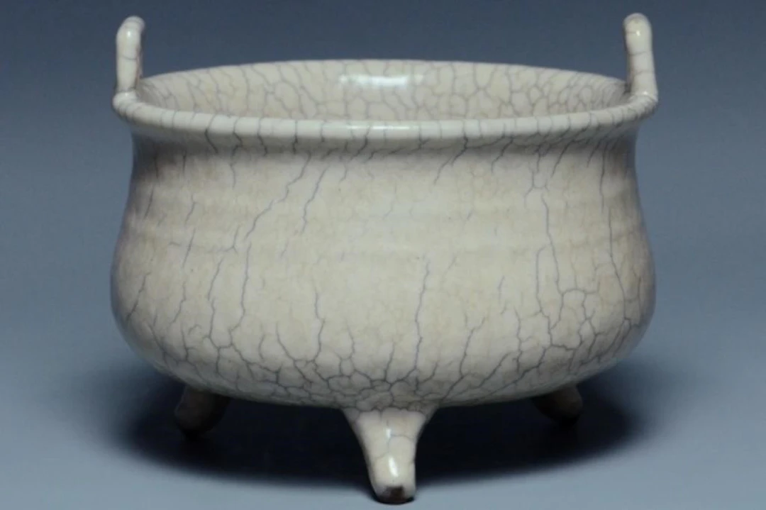 A SONG DYNASTY GEYAO TRIPOD INCENSE BURNER