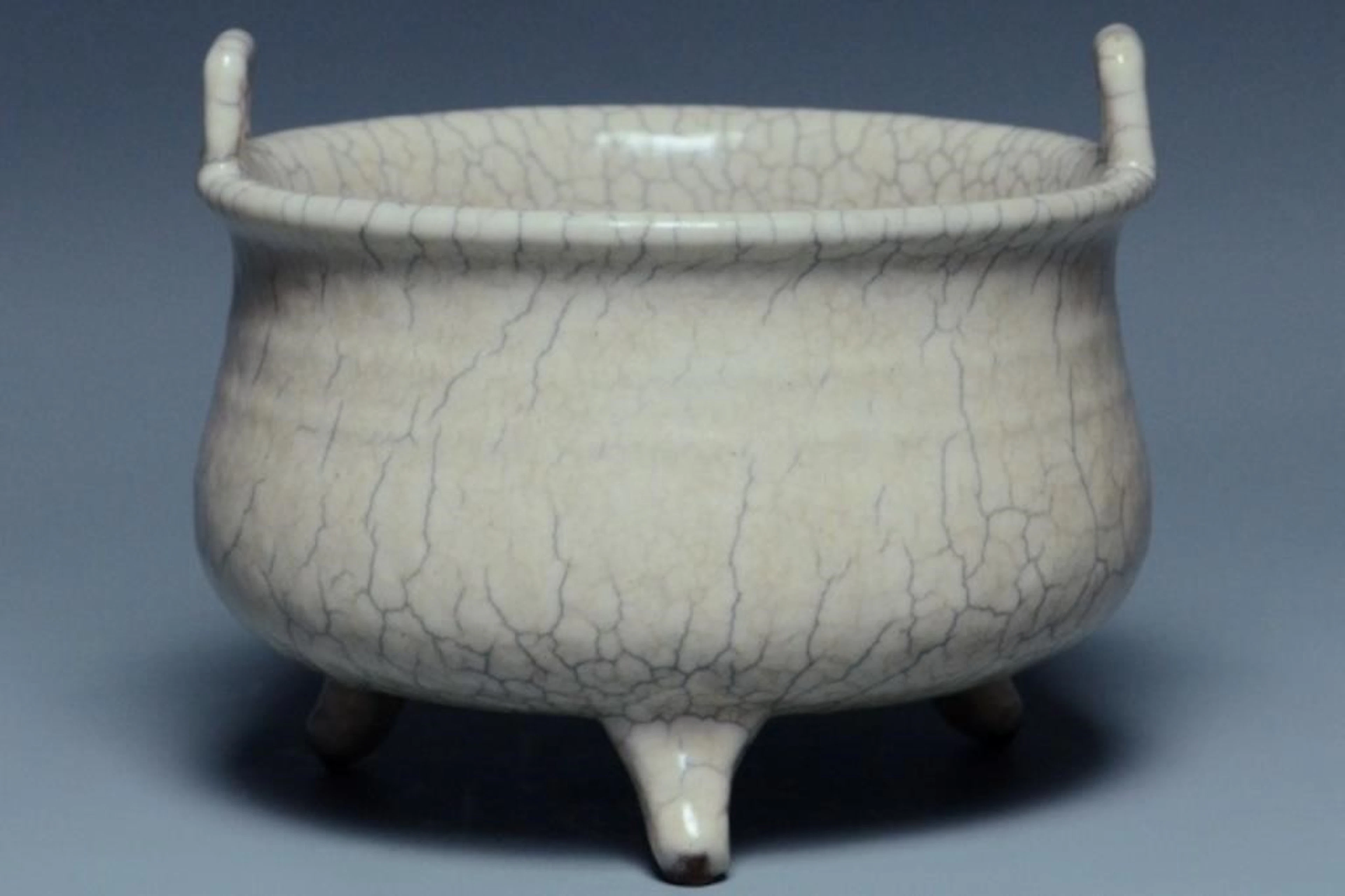 A SONG DYNASTY GEYAO TRIPOD INCENSE BURNER