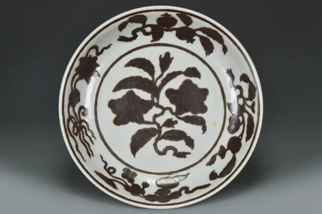 A MING DYNASTY DISH HONGZHI MARK AND PERIOD