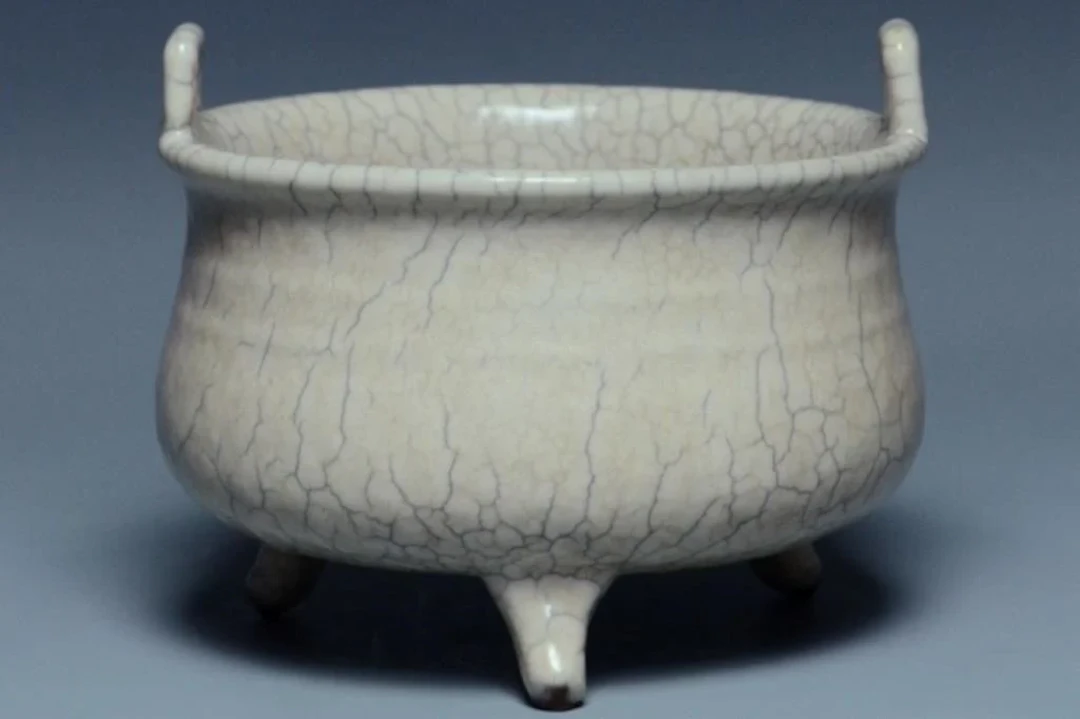 A SONG DYNASTY GEYAO TRIPOD INCENSE BURNER