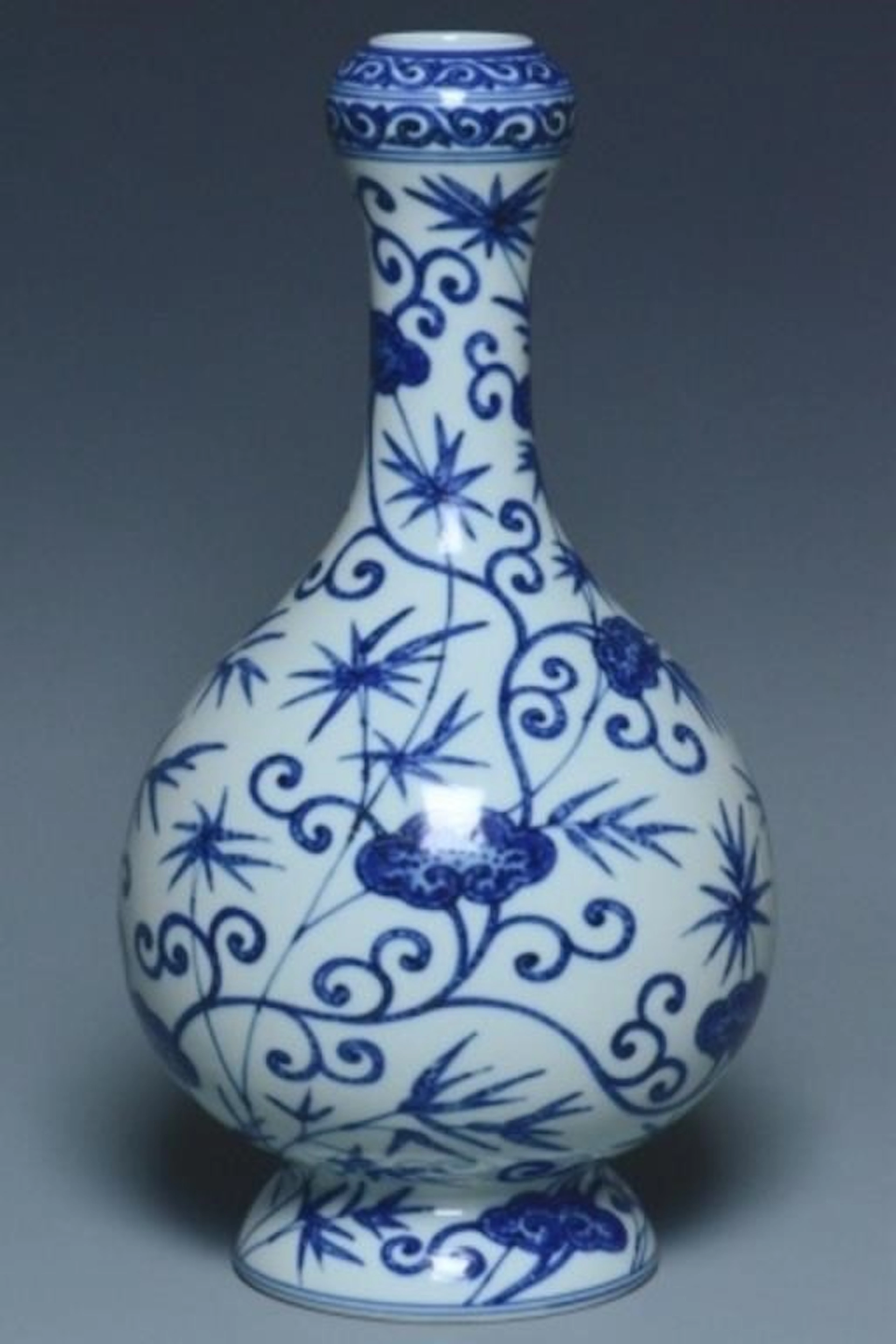 A BLUE AND WHITE VASE YONGZHENG MARK AND PERIOD
