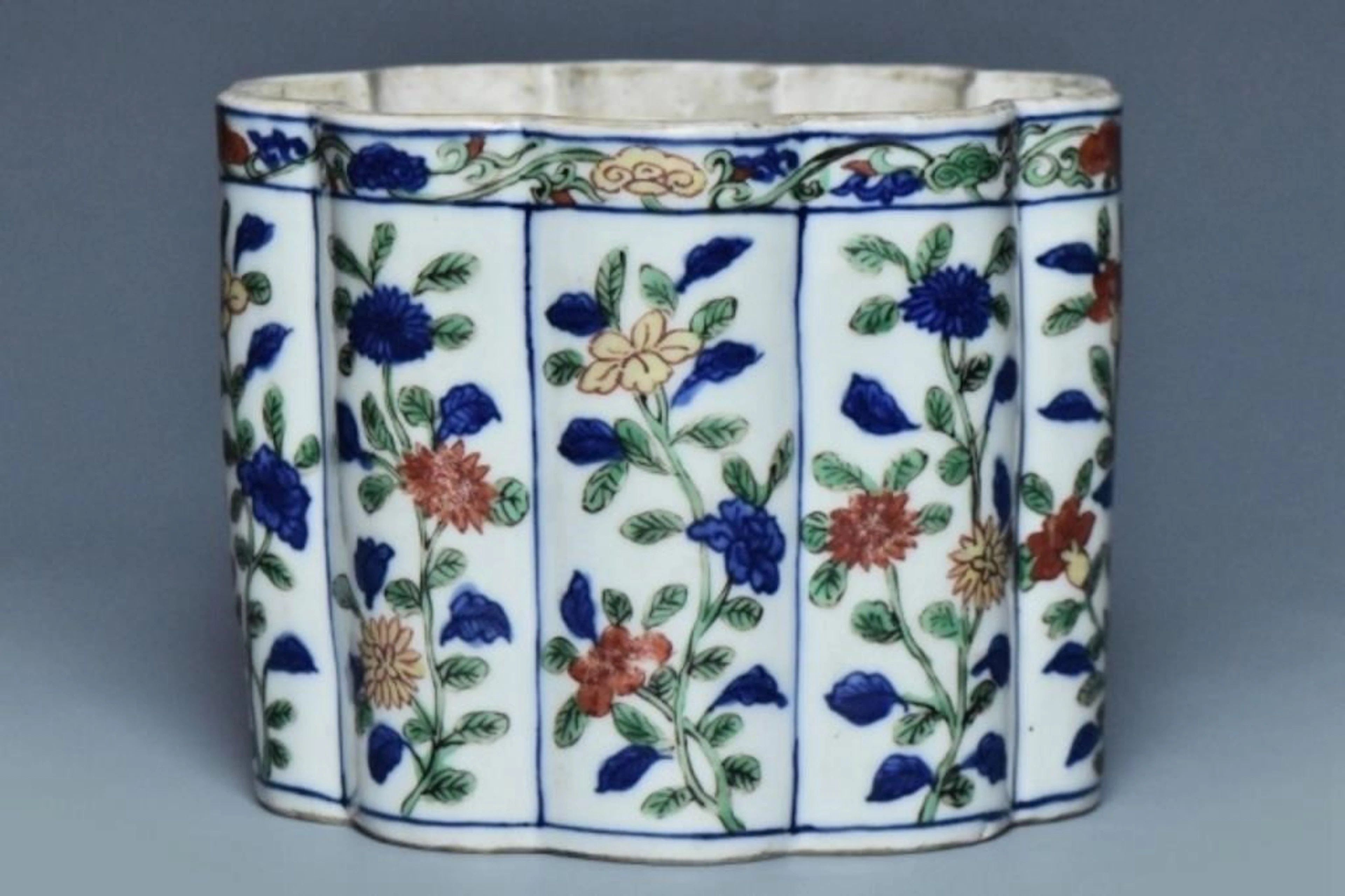 A MING DYNASTY WUCAI BOX WANLI MARK AND PERIOD