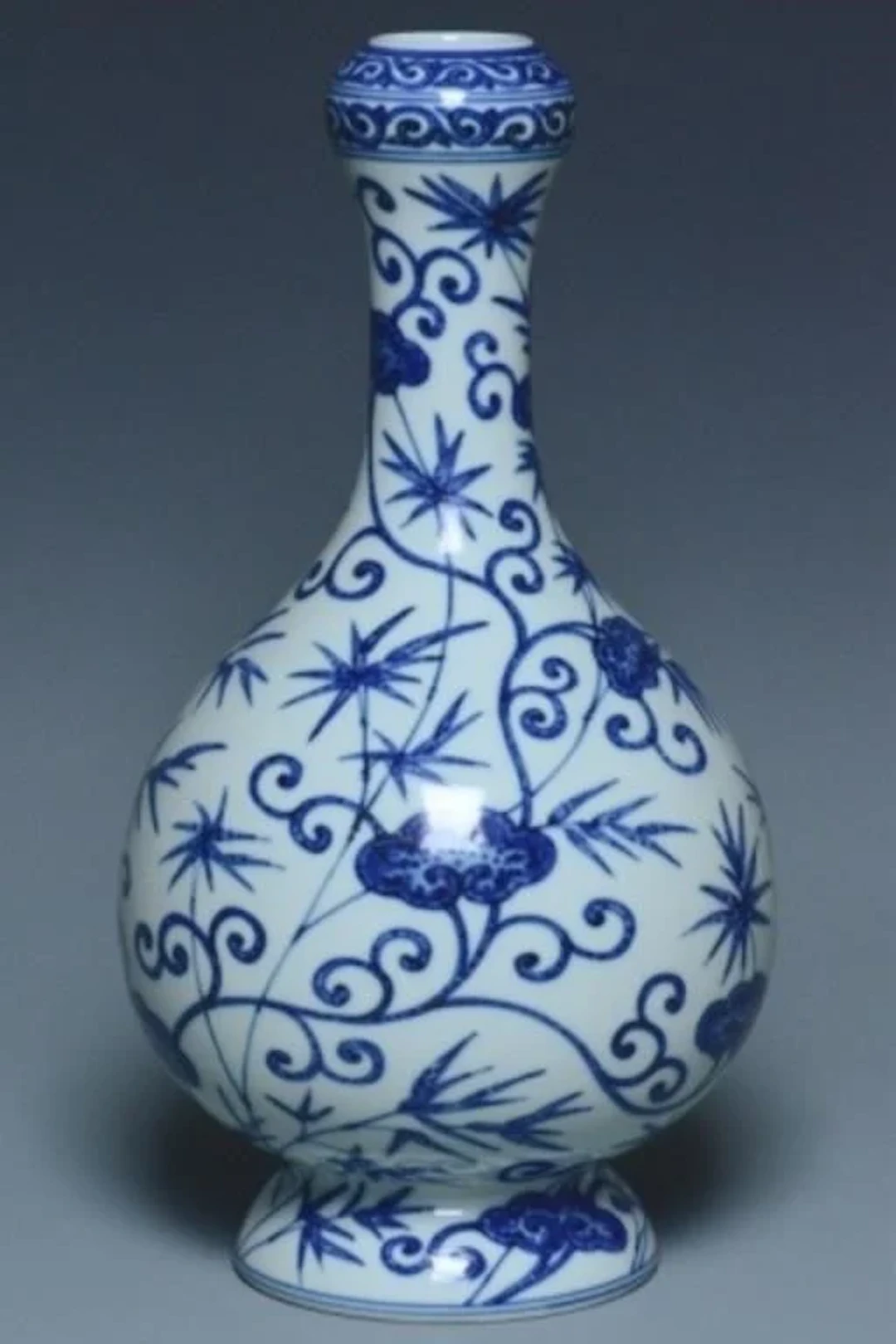A BLUE AND WHITE VASE YONGZHENG MARK AND PERIOD