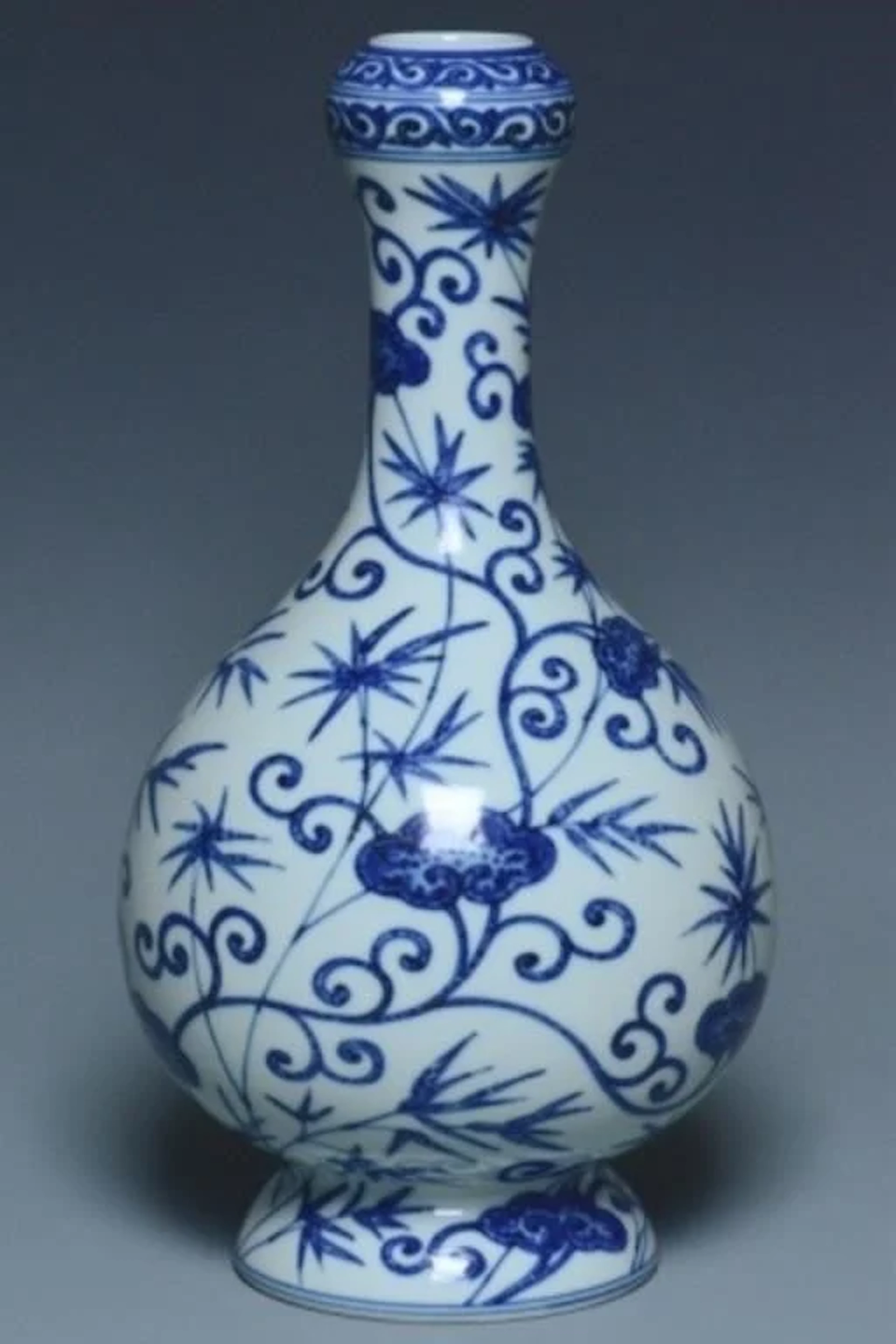 A BLUE AND WHITE VASE YONGZHENG MARK AND PERIOD