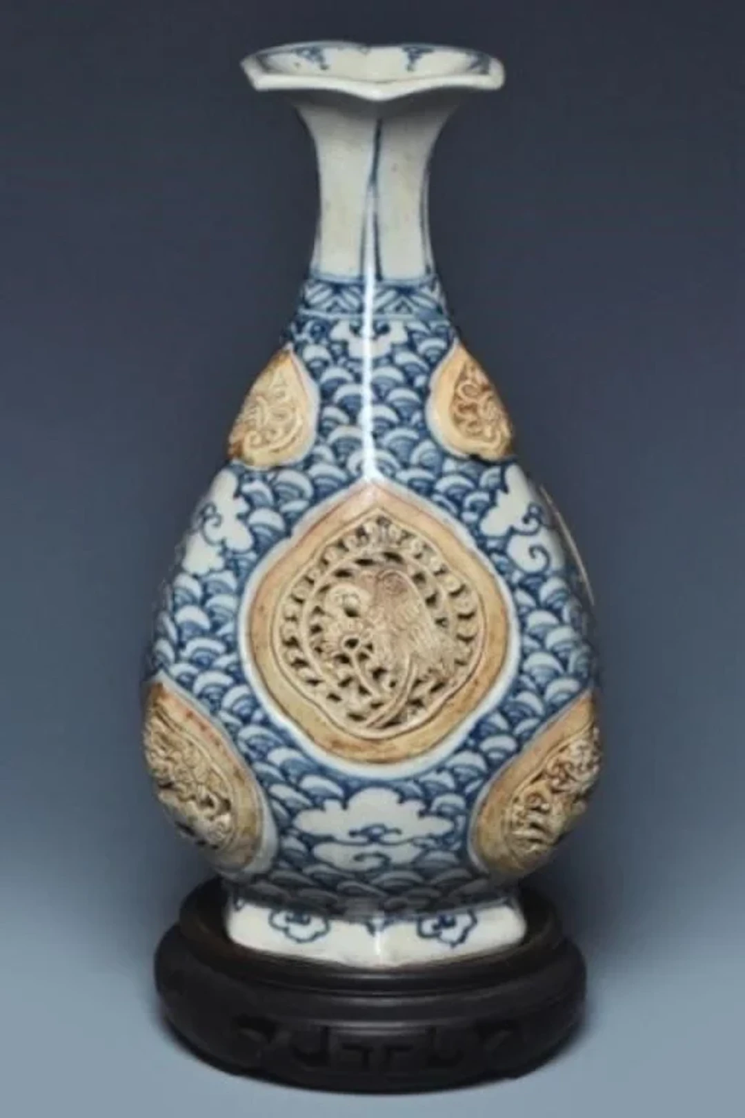 A VIETNAMESE BLUE AND WHITE VASE 14TH C