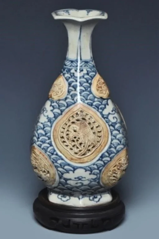 A VIETNAMESE BLUE AND WHITE VASE 14TH C