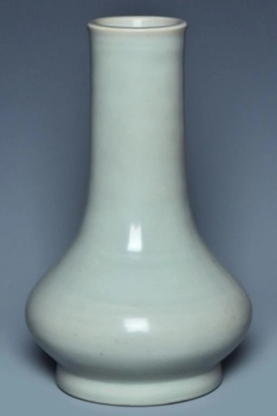 A SONG DYNASTY LONGQUAN CELADON VASE