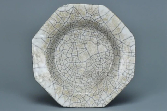 A SONG DYNASTY GEYAO OCTAGONAL DISH