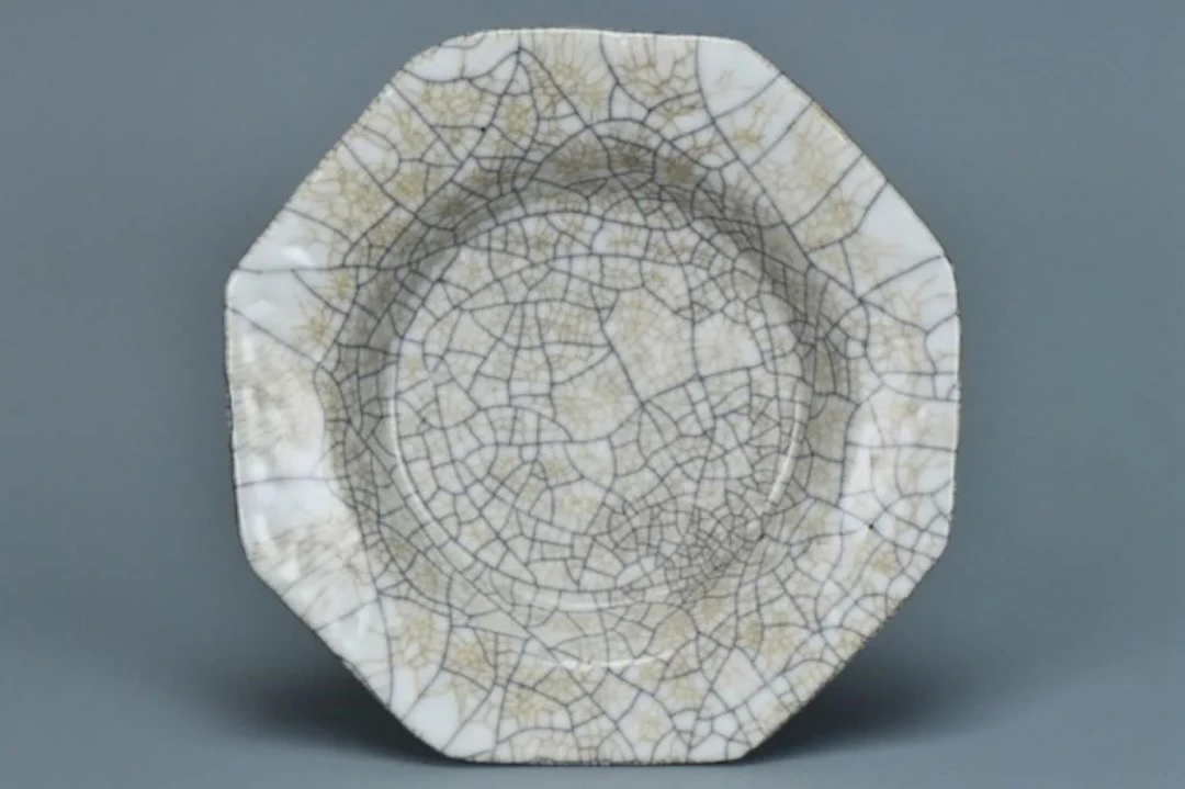 A SONG DYNASTY GEYAO OCTAGONAL DISH