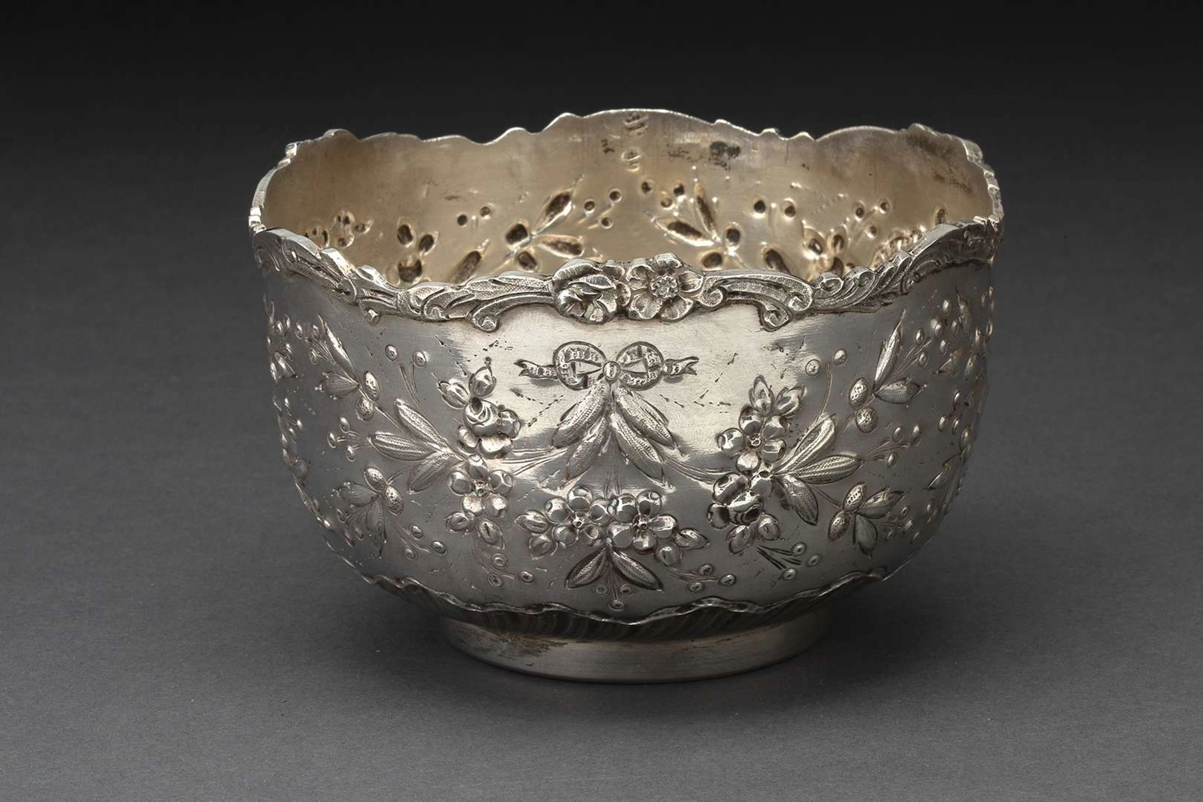SMALL BOWL, In silver, on a pedestal. The body is richly decorated