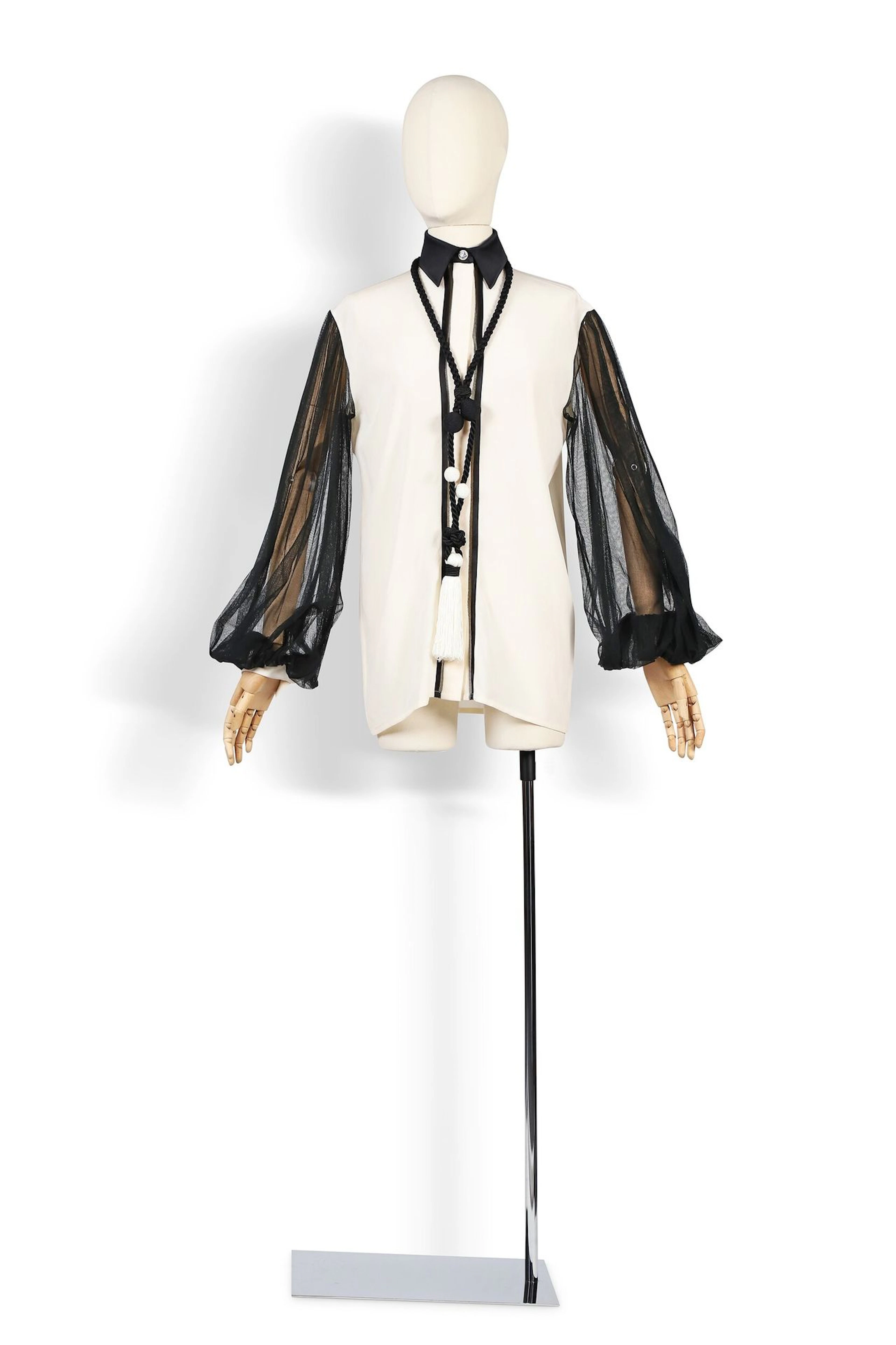 CHRISTIAN DIOR BOUTIQUE - Lot 372