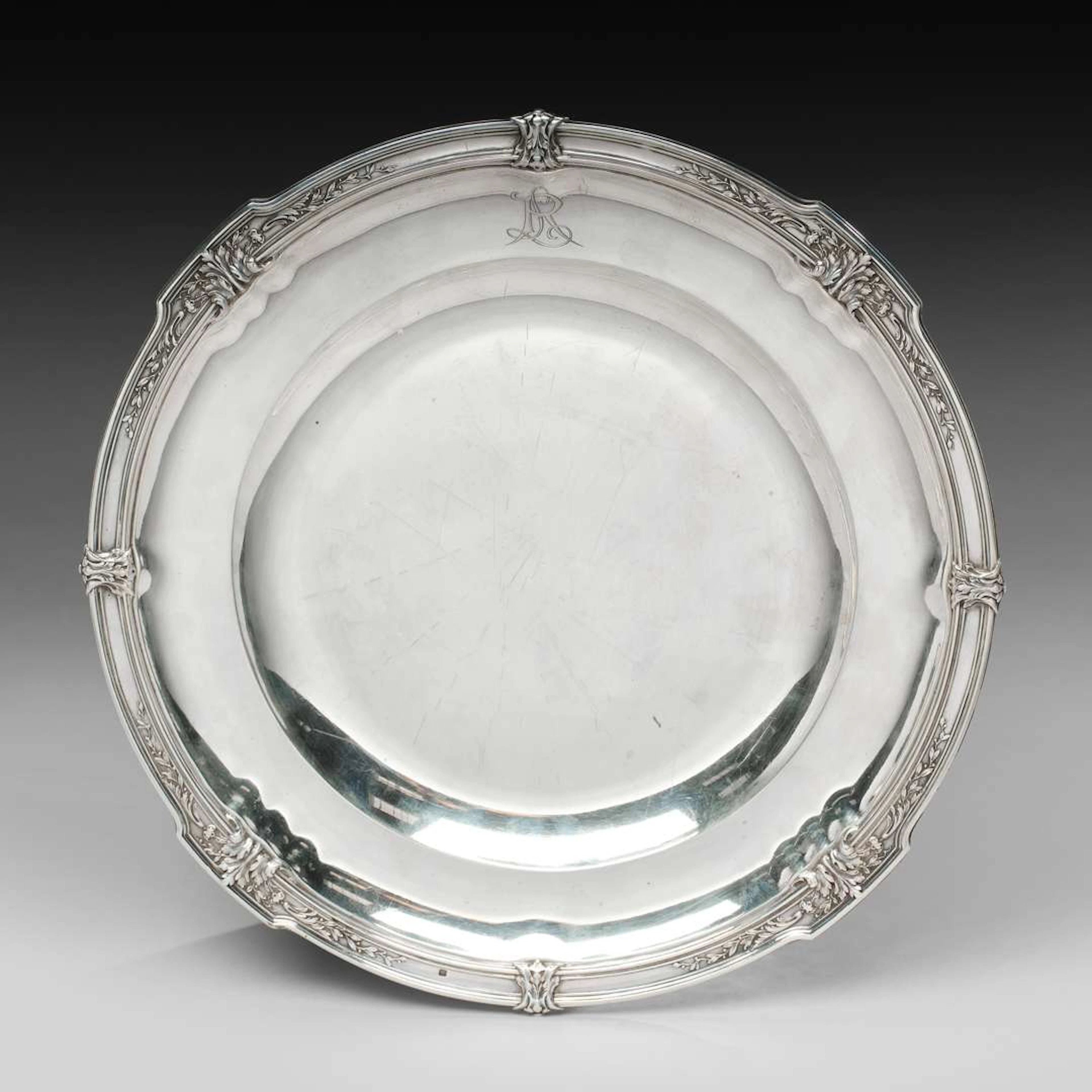 HÉNIN & CO., Round silver plate