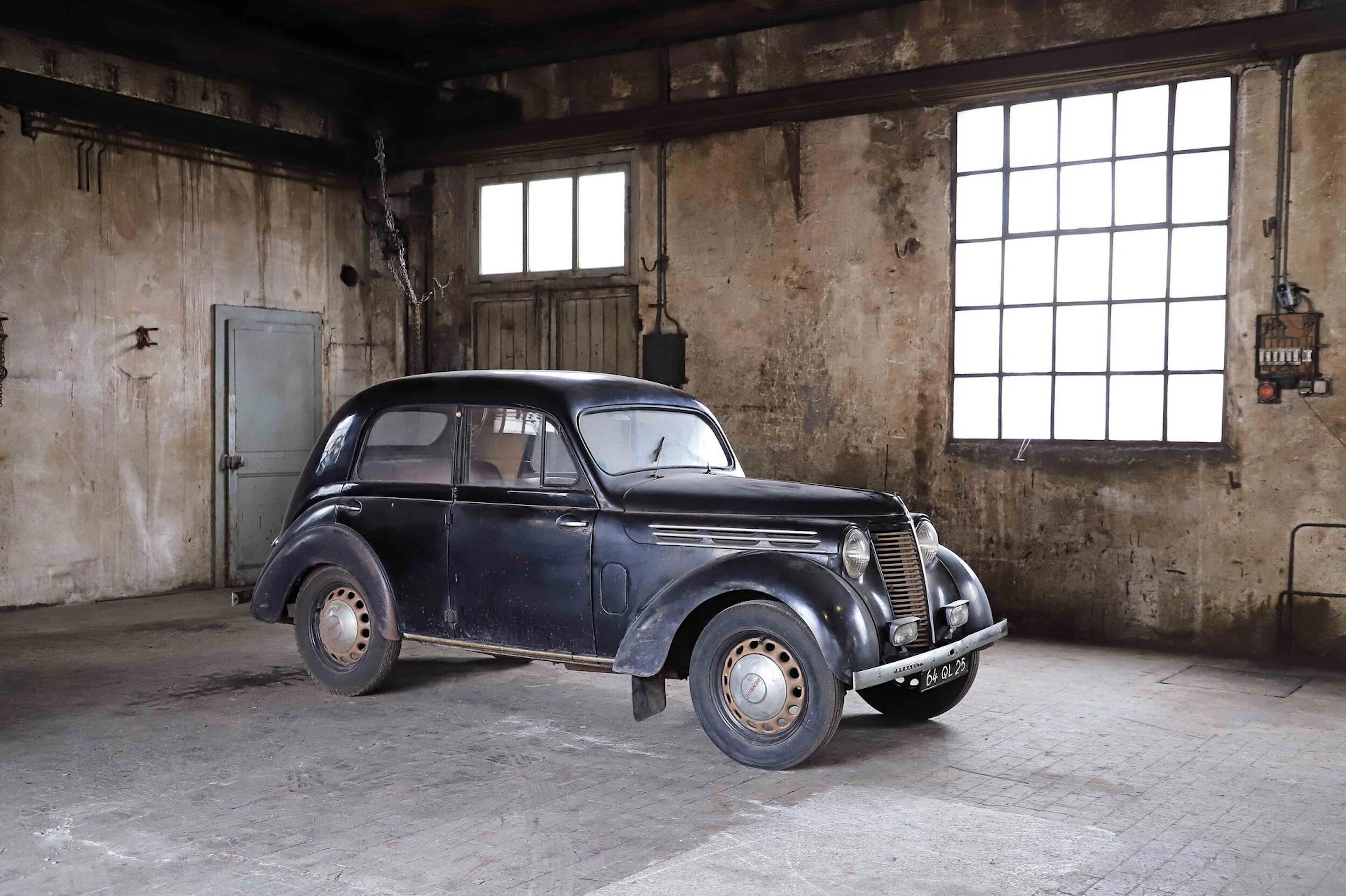 1939 - Renault Juvaquatre Sedan - Lot 81
