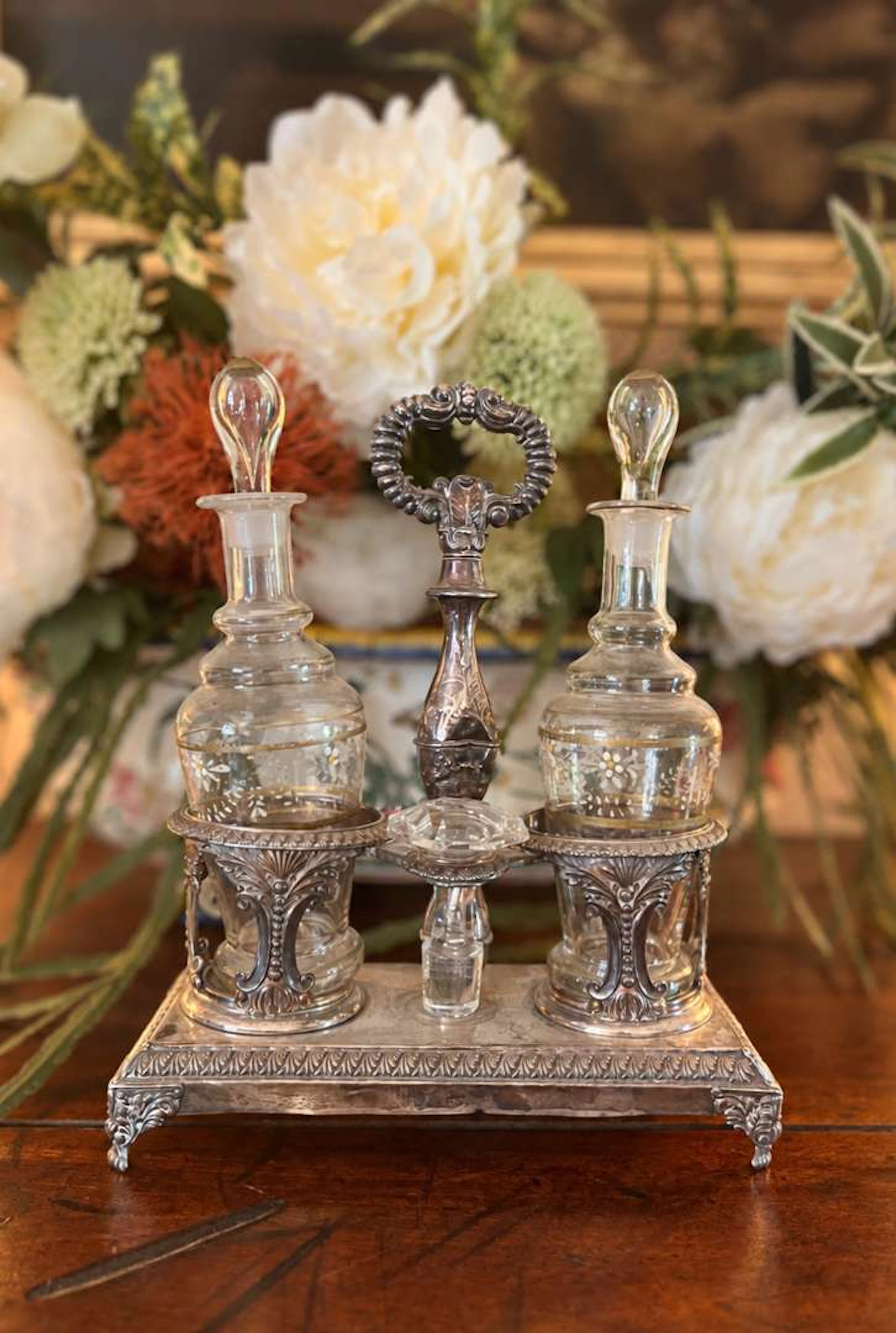Oil and vinegar cruet set, in silver-coloured metal
