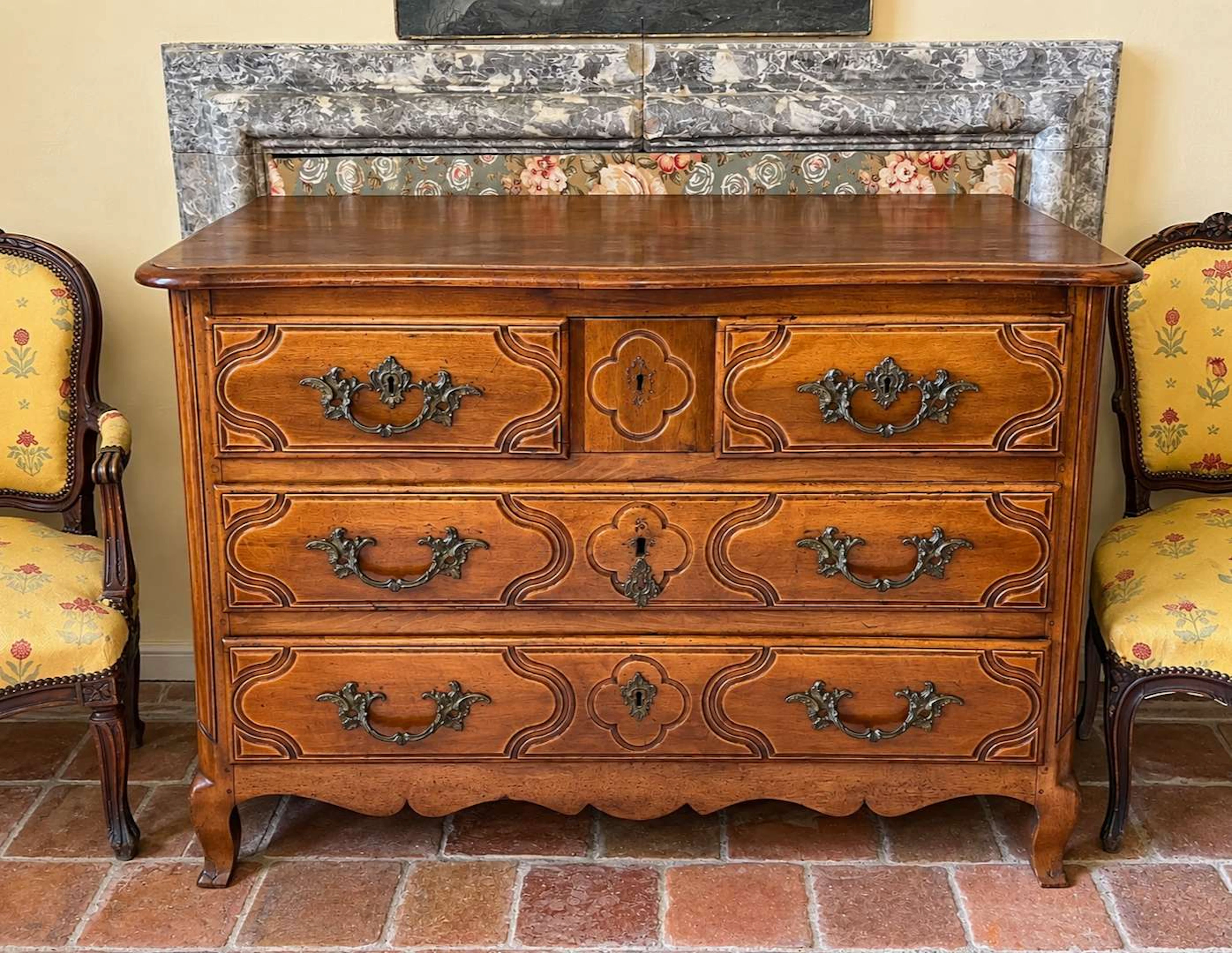 Provincial chest of drawers, made of wood