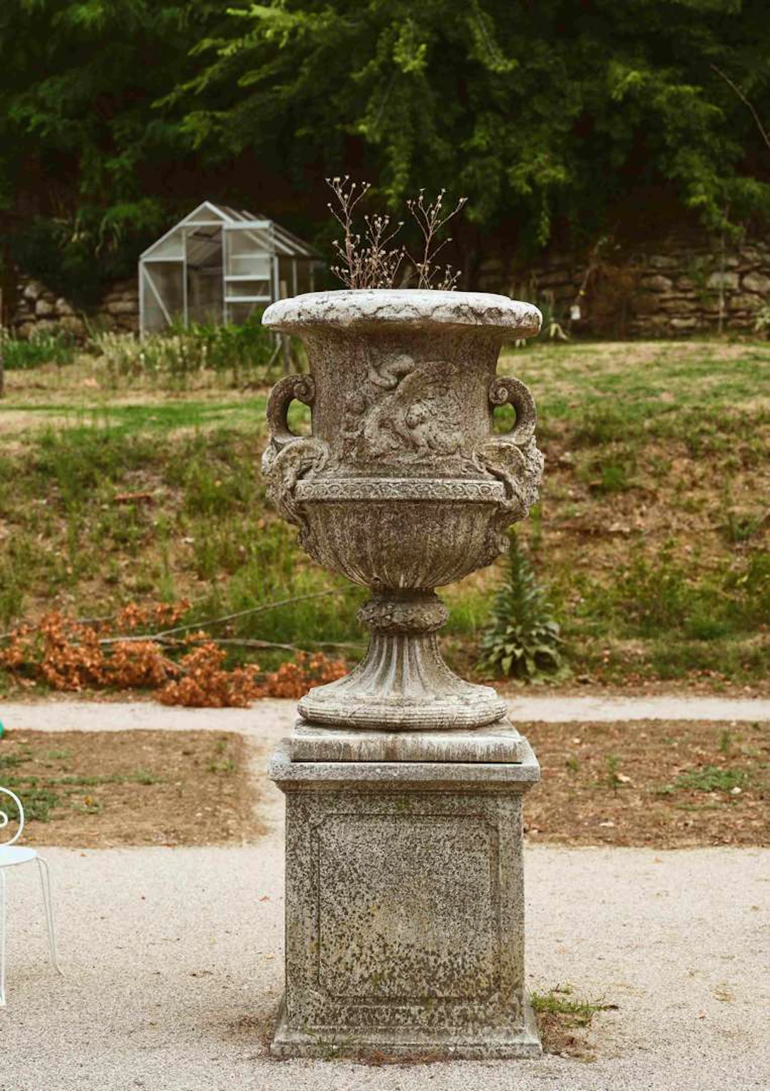 Large Medici vase, in imitation reconstituted stone