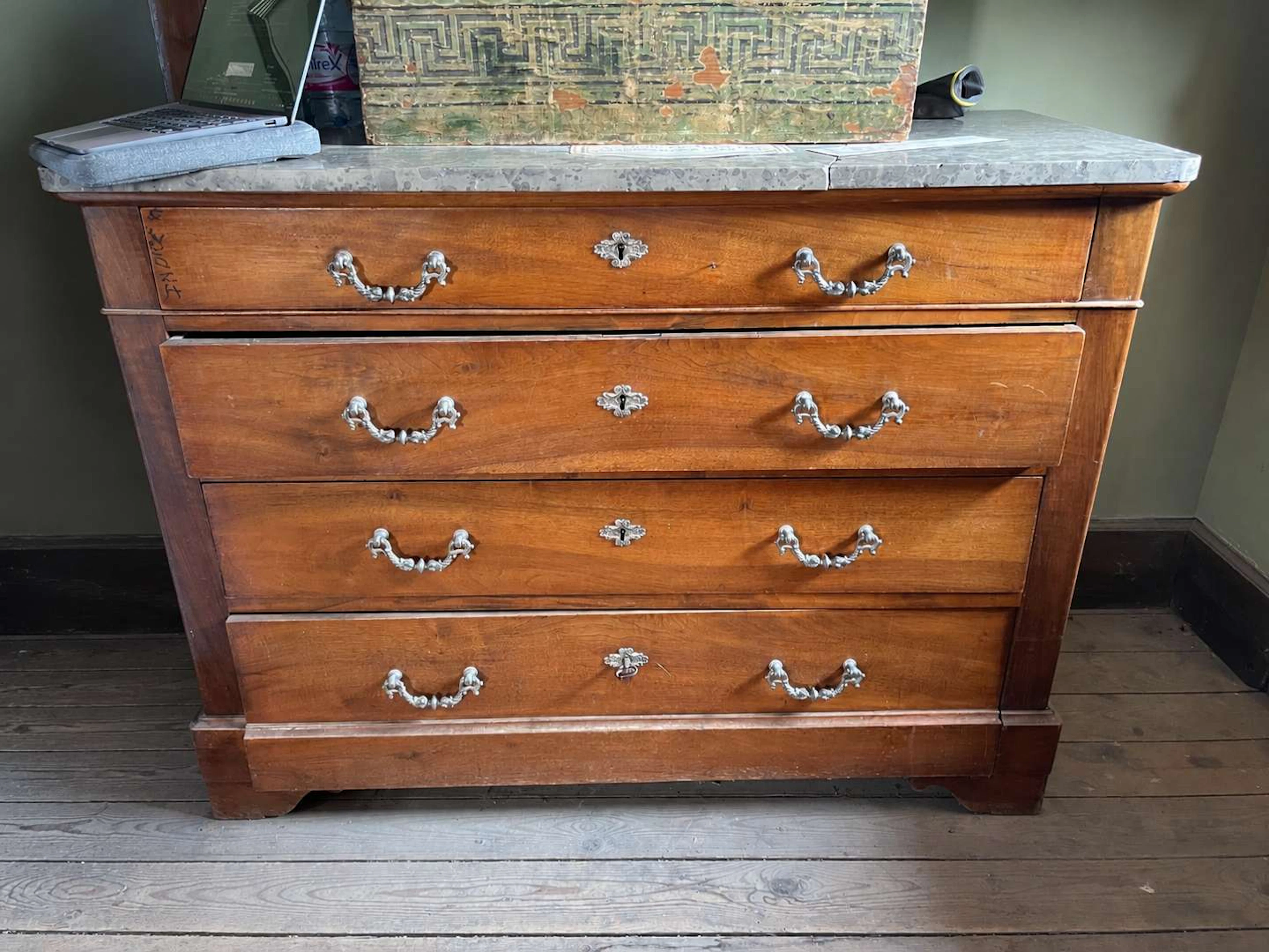 Chest of drawers, made of veneer