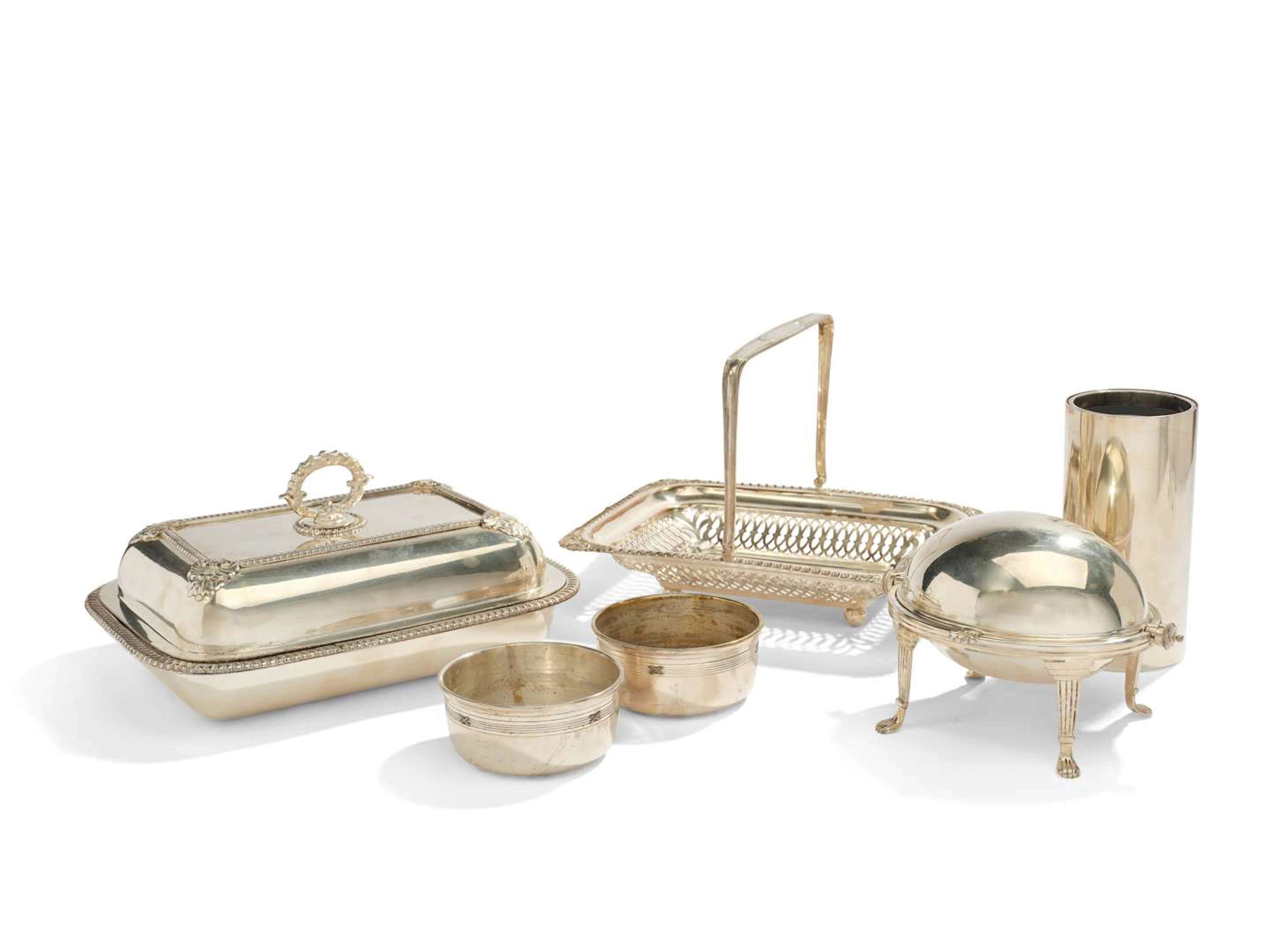 SILVER-FINISHED METAL SET