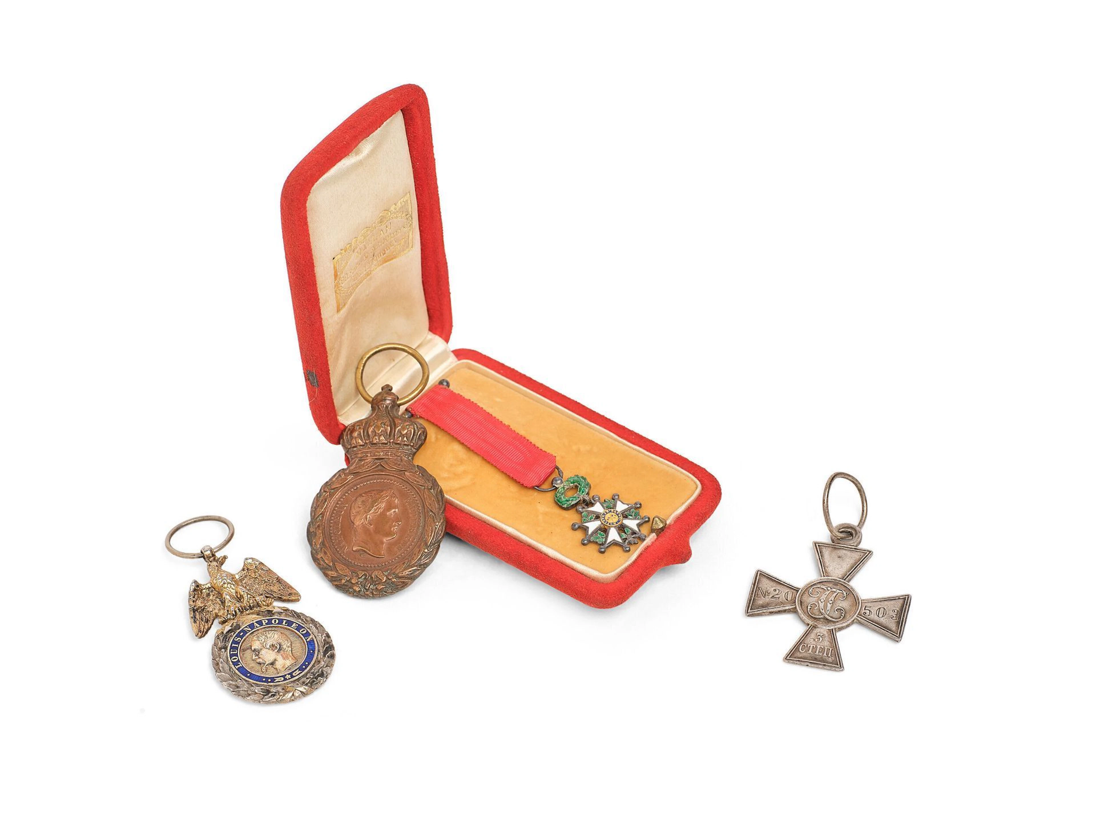 LOT DE QUATRE DÉCORATIONS - Lot 15