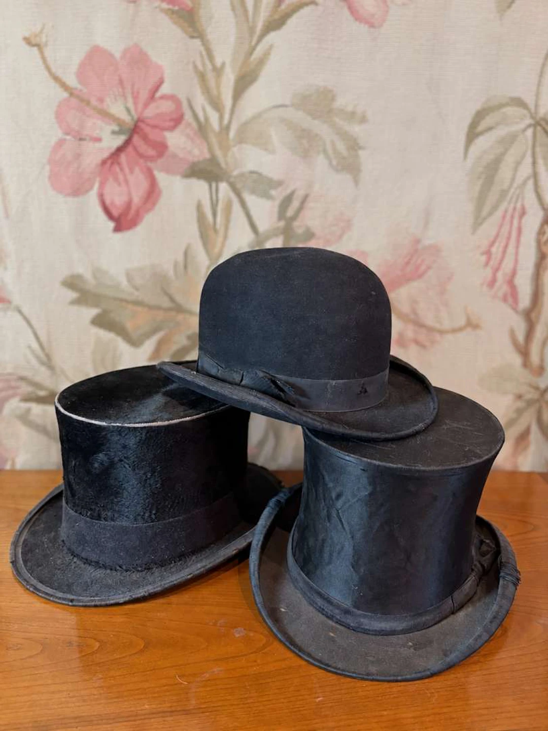[HATS], An outfit in taupe velvet, satin and black felt