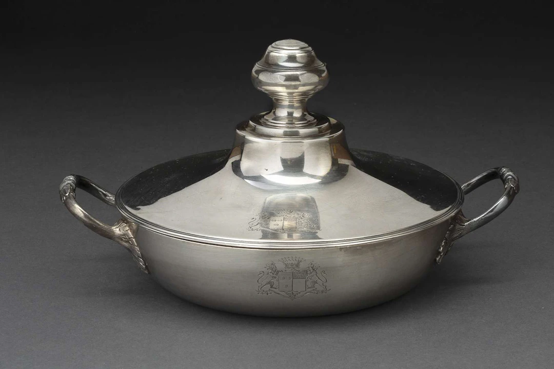 SMALL VEGETABLE BOWL WITH COAT OF ARMS