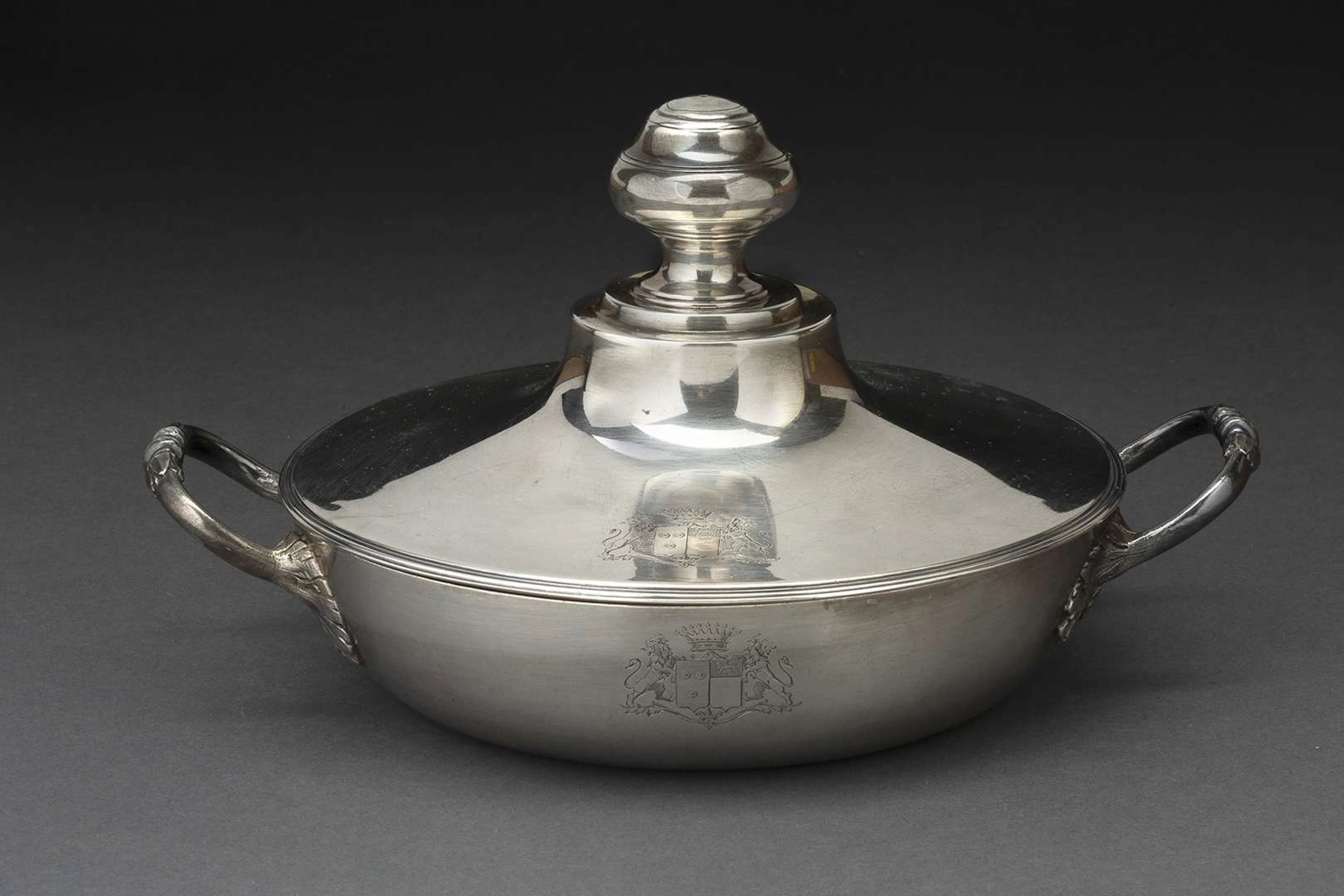 SMALL VEGETABLE BOWL WITH COAT OF ARMS