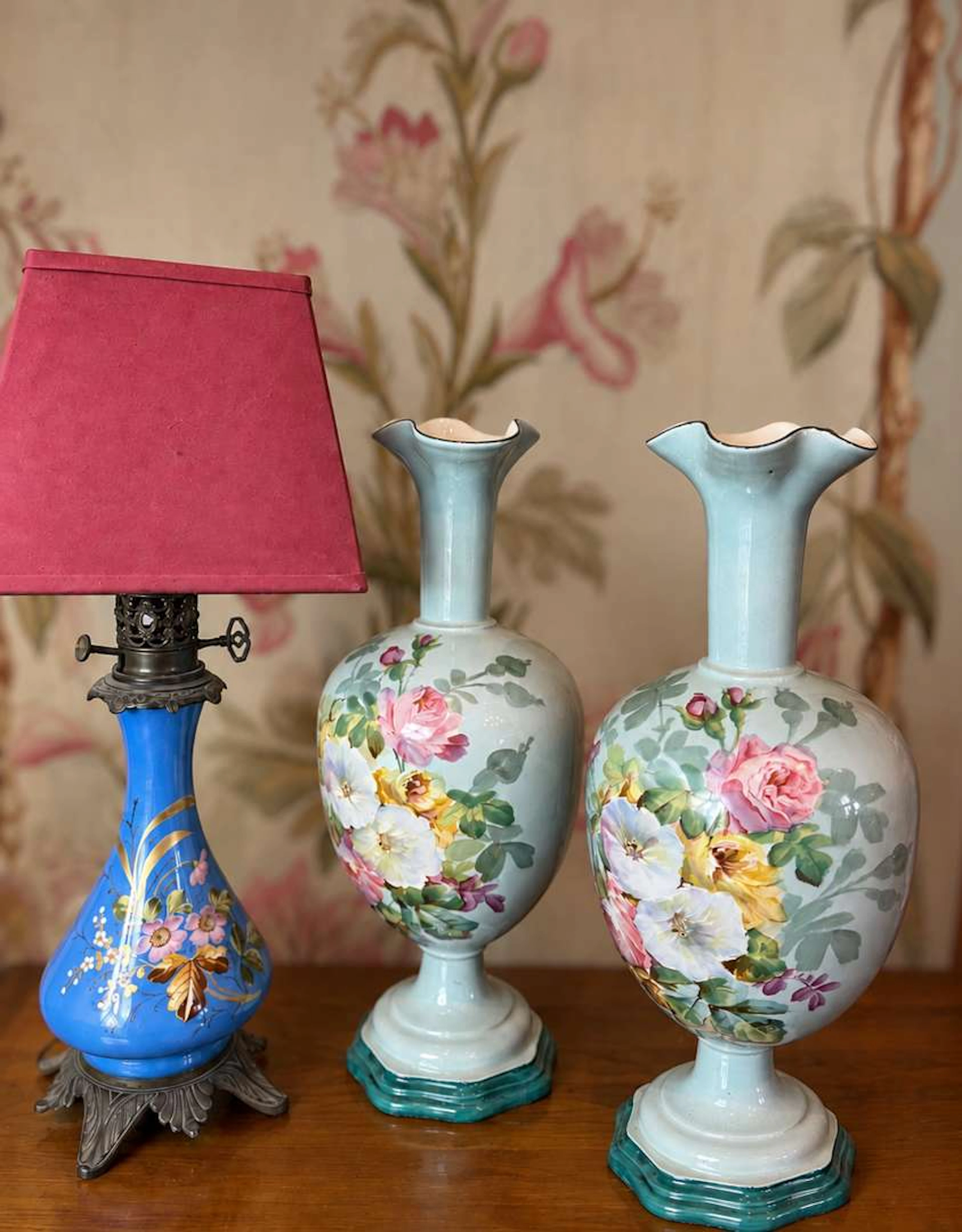 Pair of vases, made of porcelain