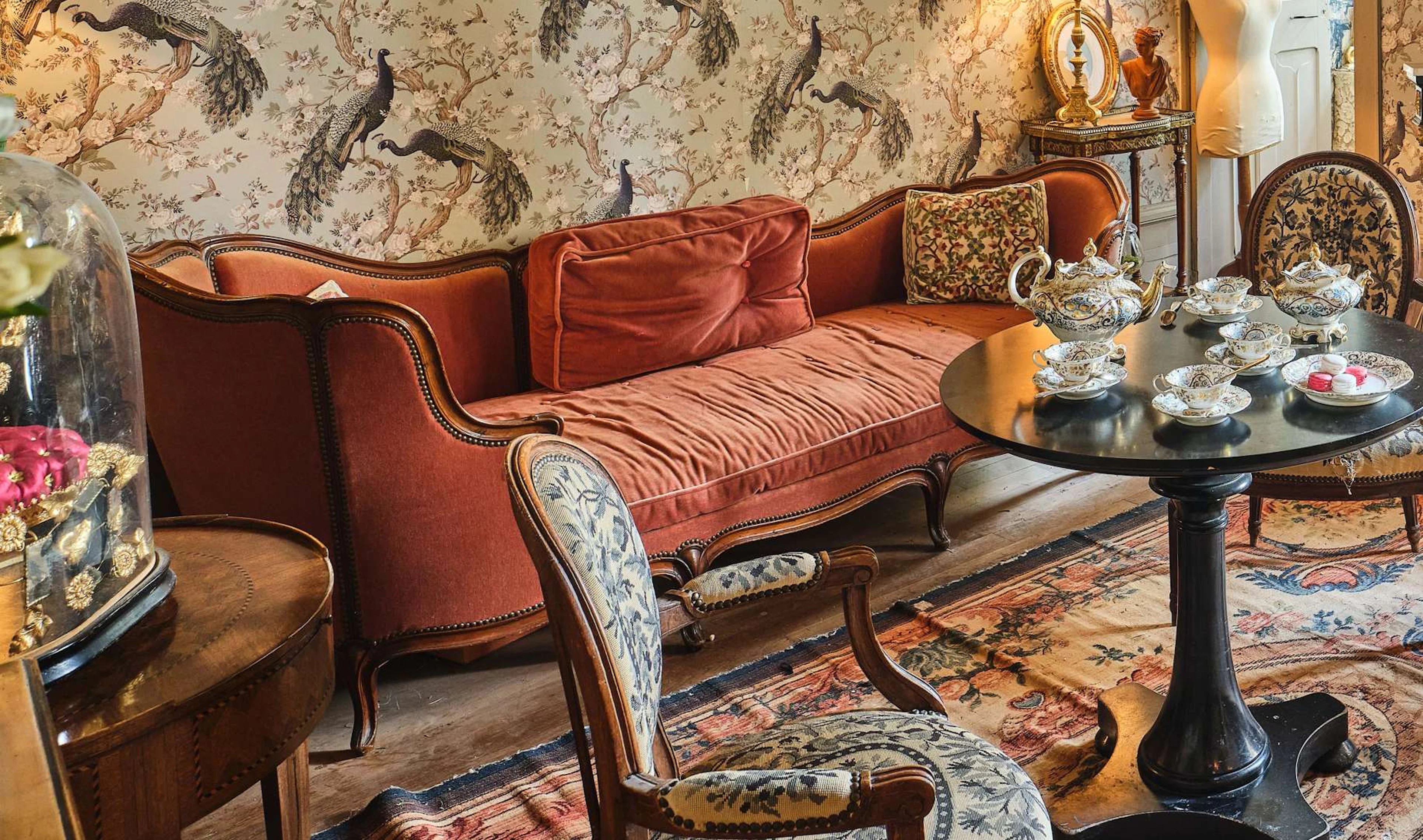 Day bed, made of moulded wood and wickerwork