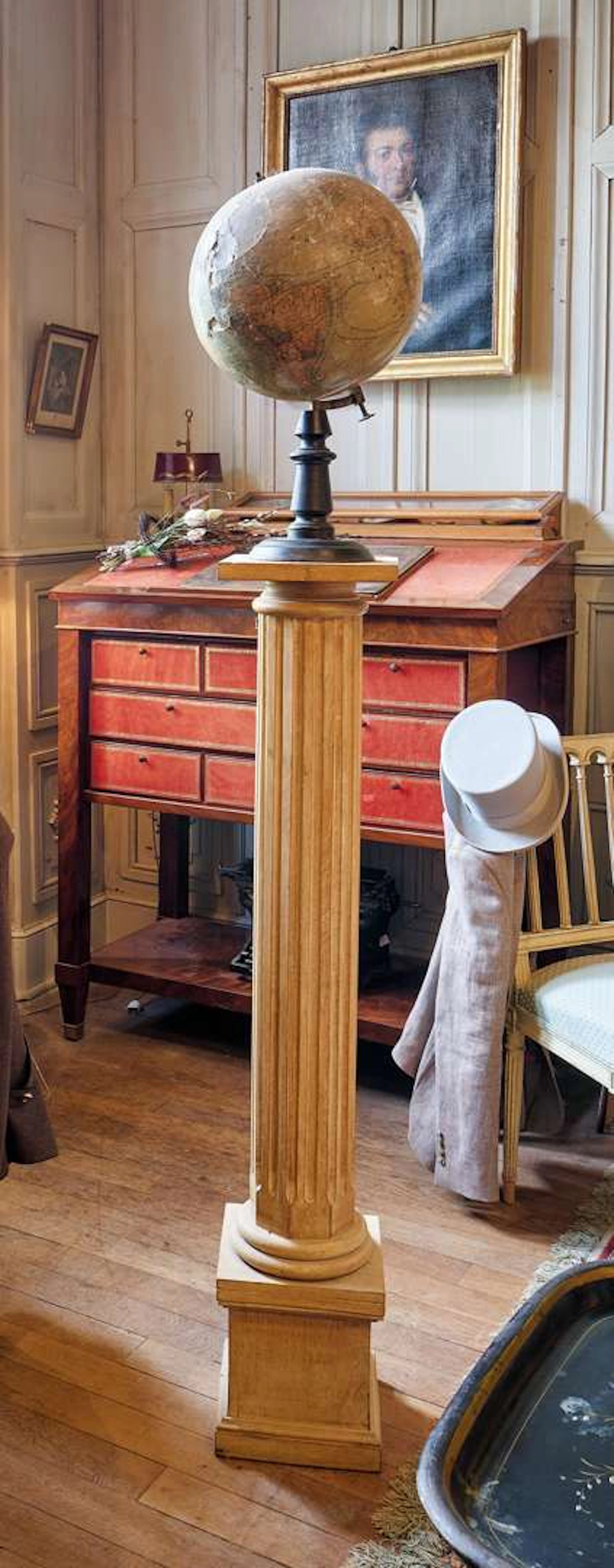 Decorative column, made of wood