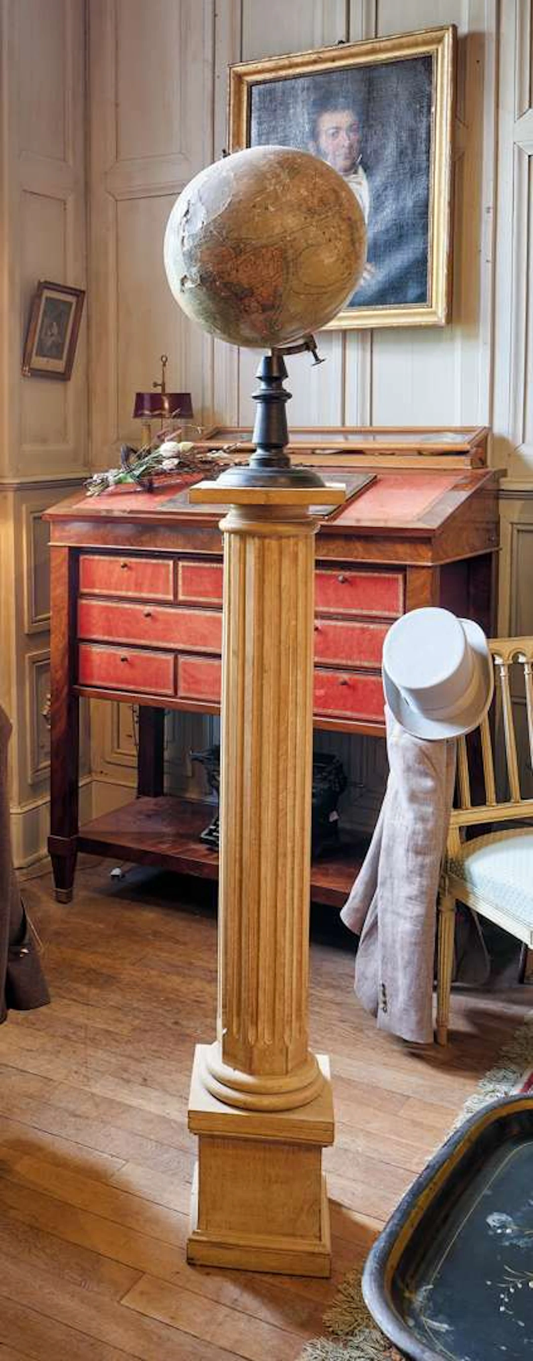 Decorative column, made of wood