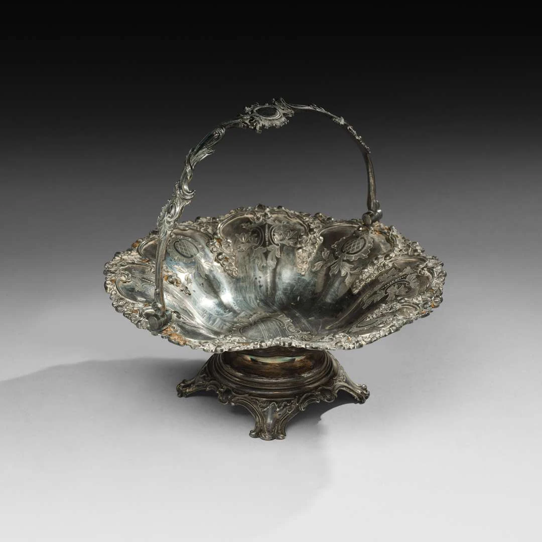 BASKET WITH HANDLE