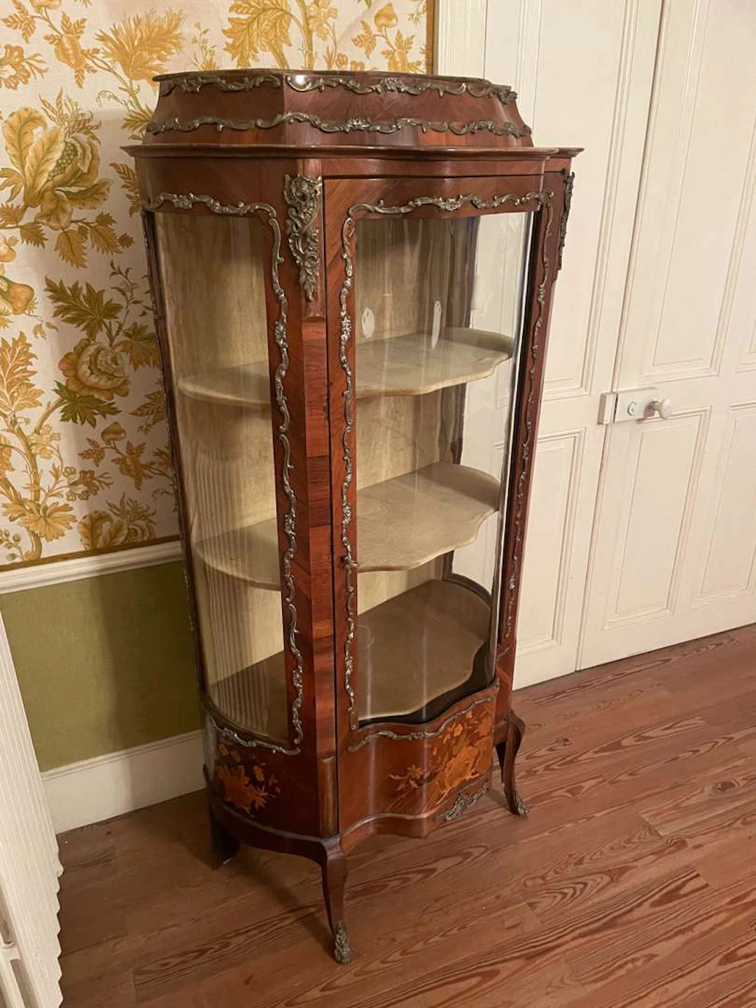 Showcase, made of inlaid wood