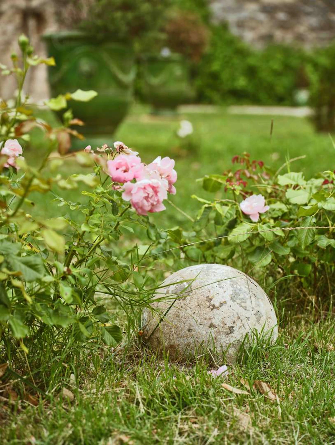 Five decorative garden balls, in imitation reconstituted stone