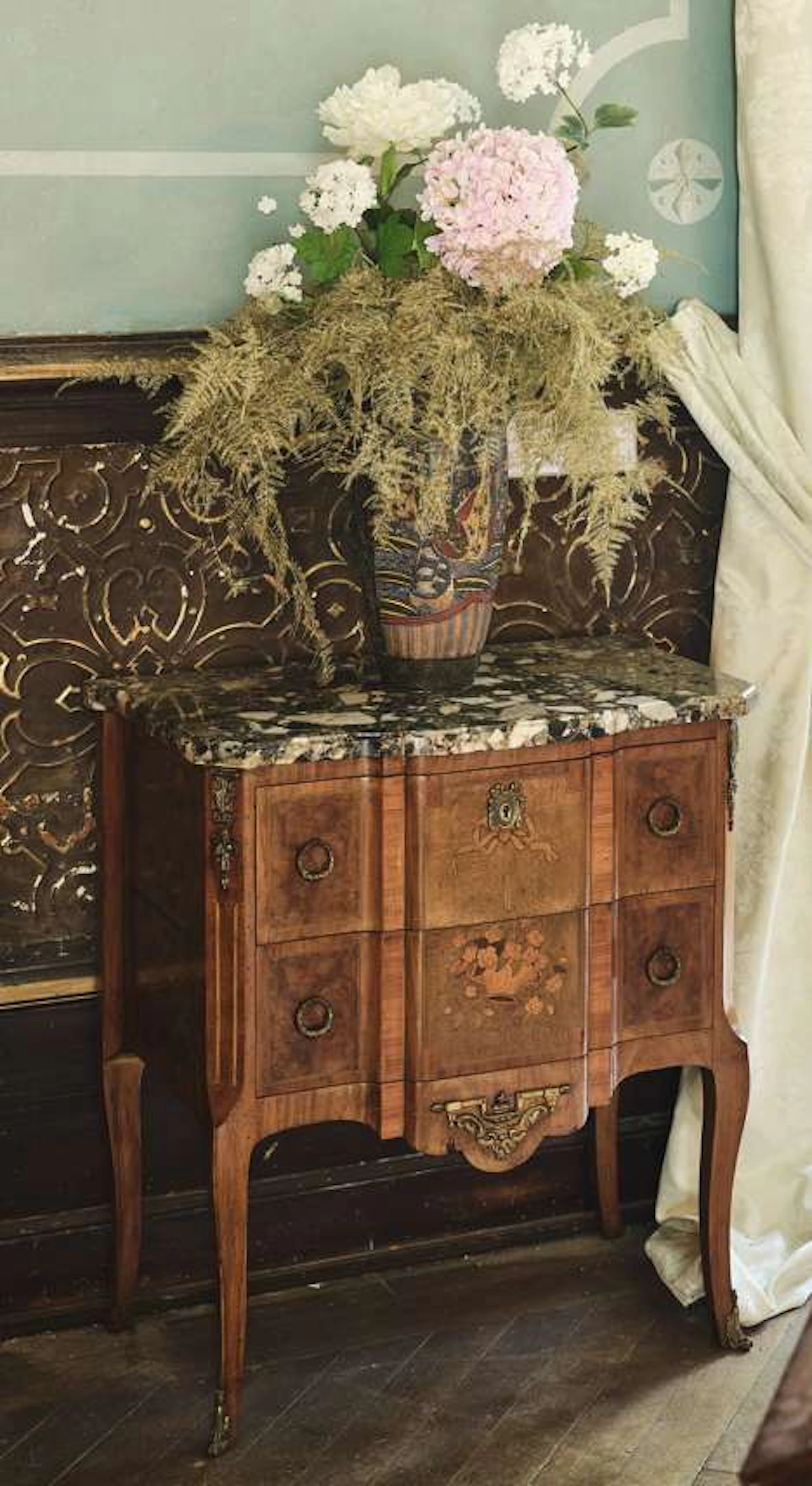 In-between chest of drawers, made of veneer