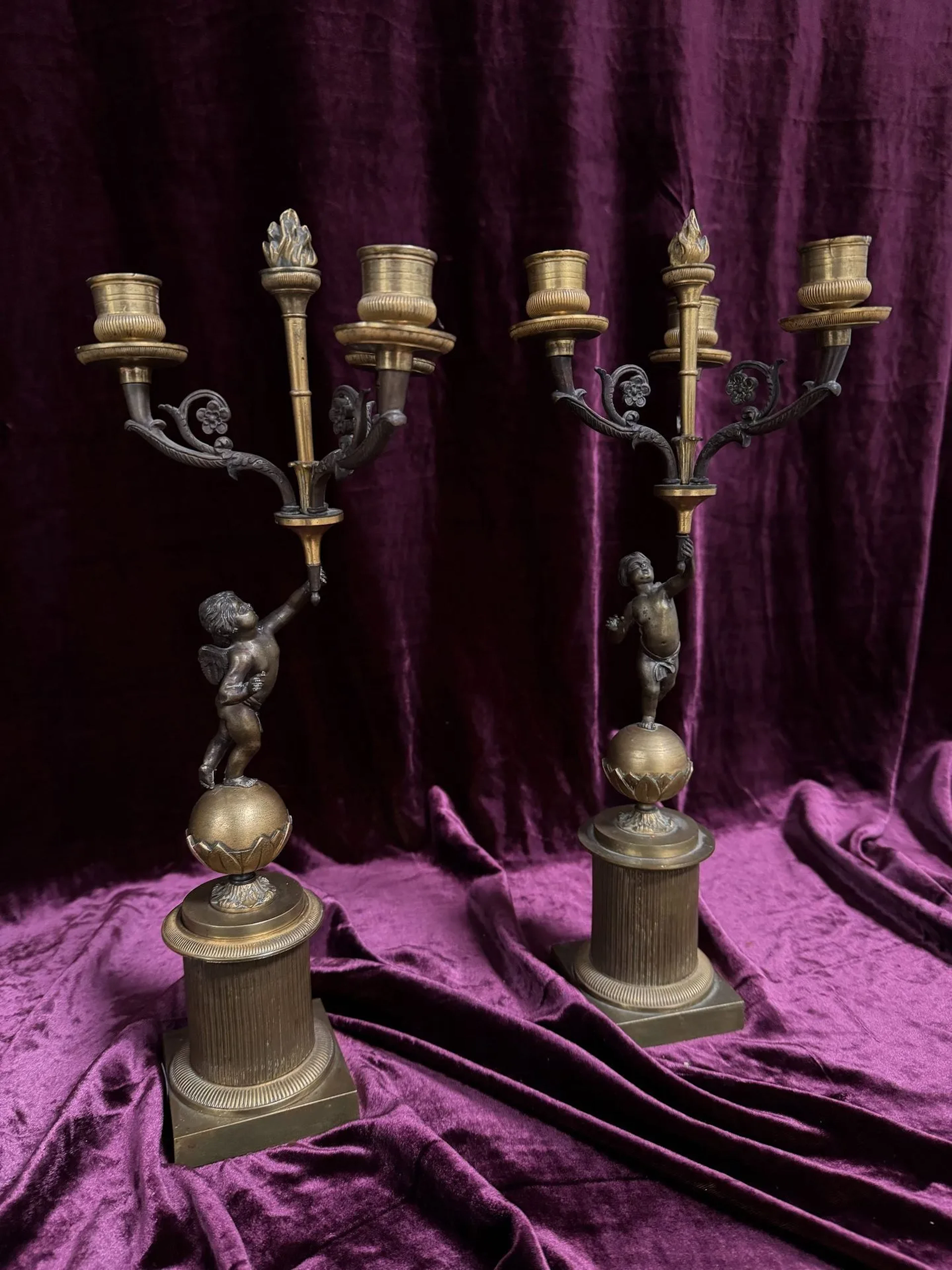 PAIR OF CANDELABRAS A L'AMOUR - Lot 123