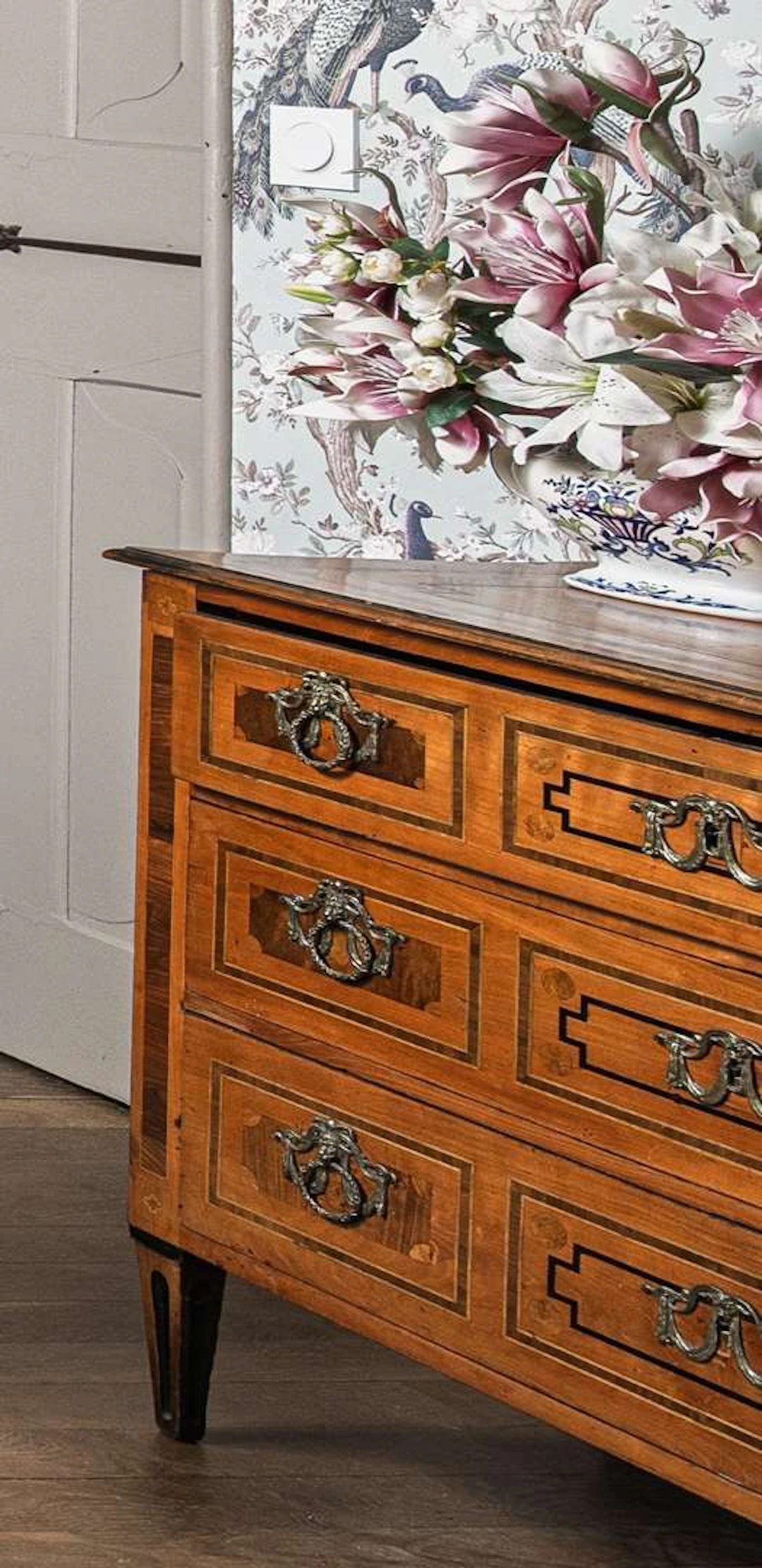 Chest of drawers, made of inlaid wood