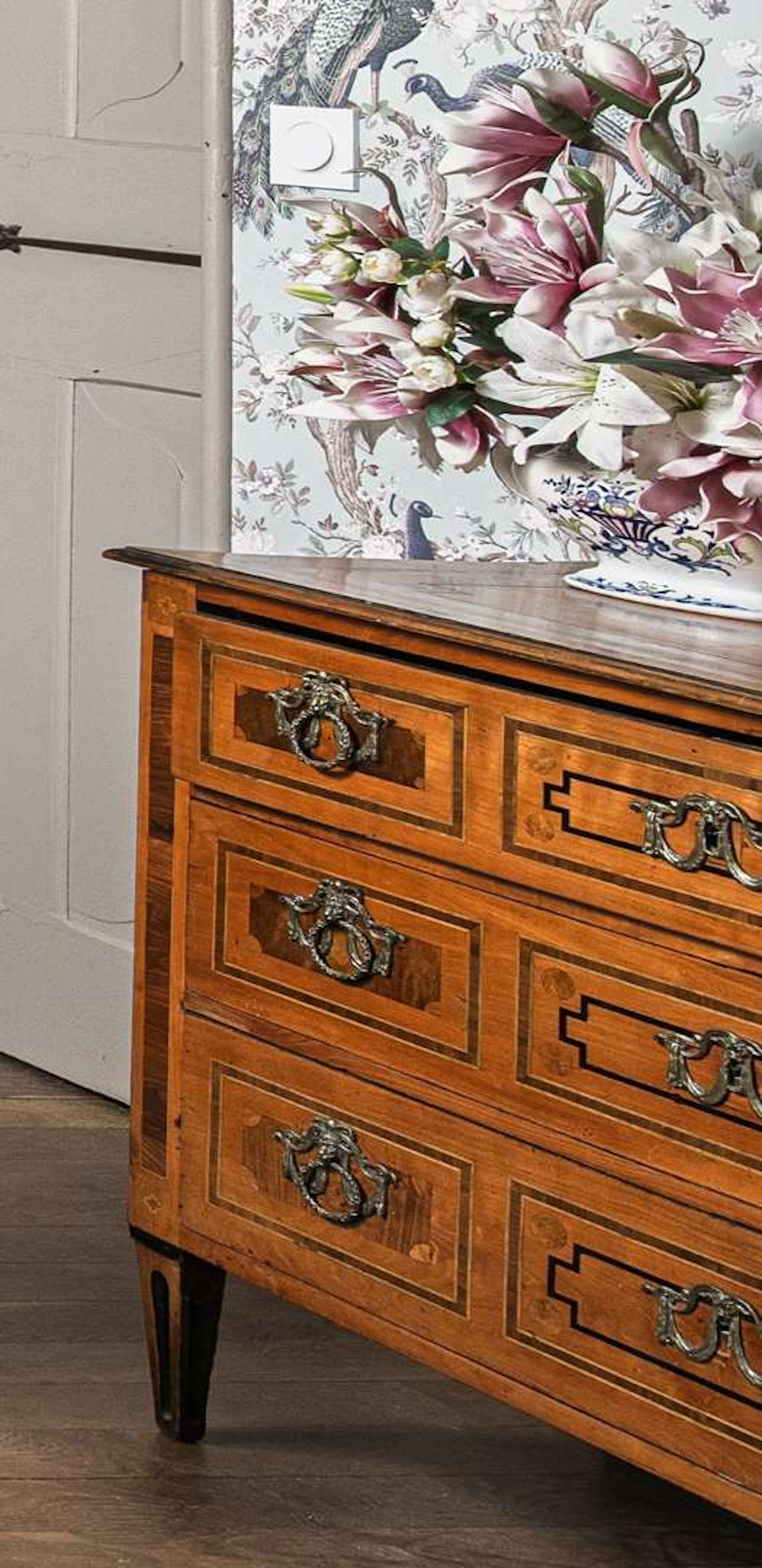Chest of drawers, made of inlaid wood