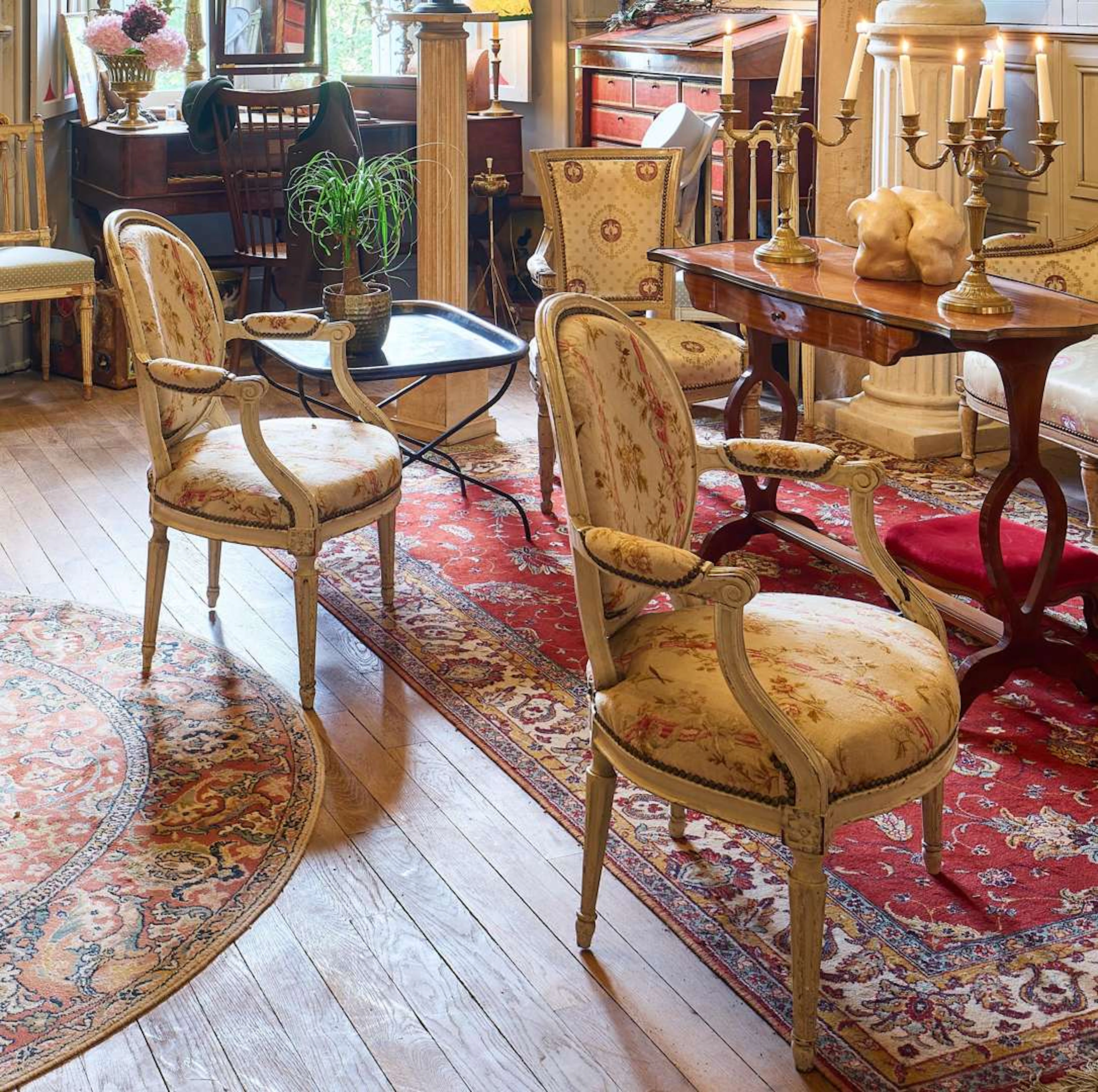 Pair of armchairs, made of moulded wood and painted white