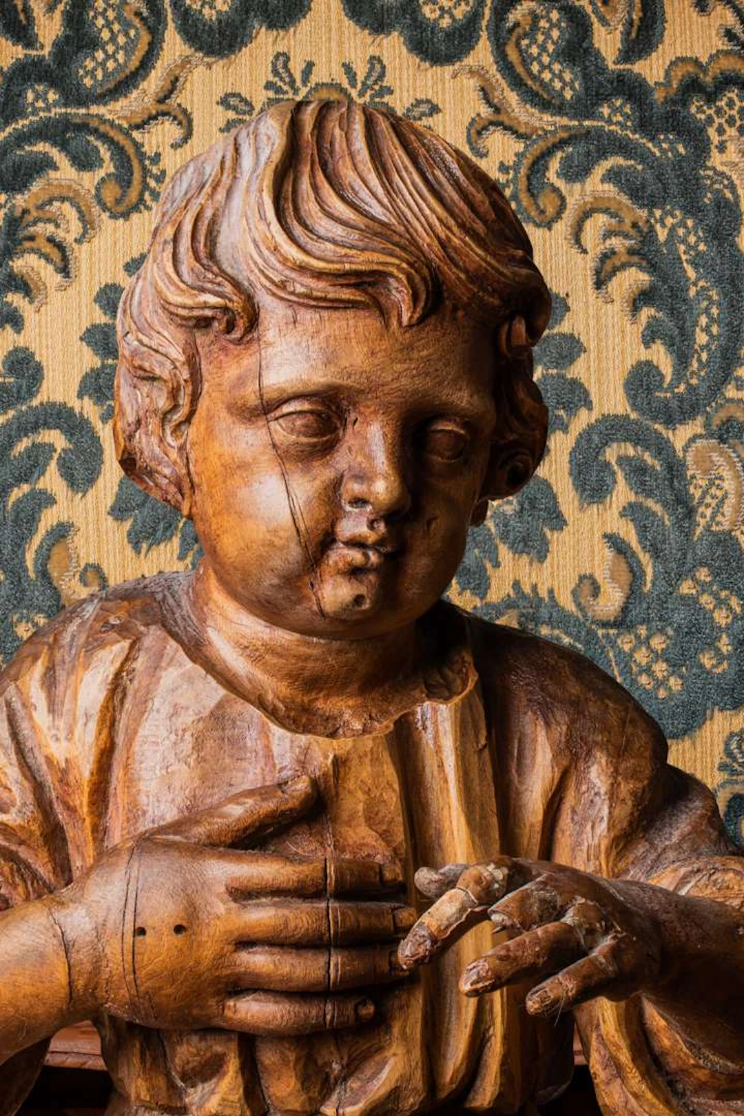 A child in a tunic, singing, Natural wood sculpture