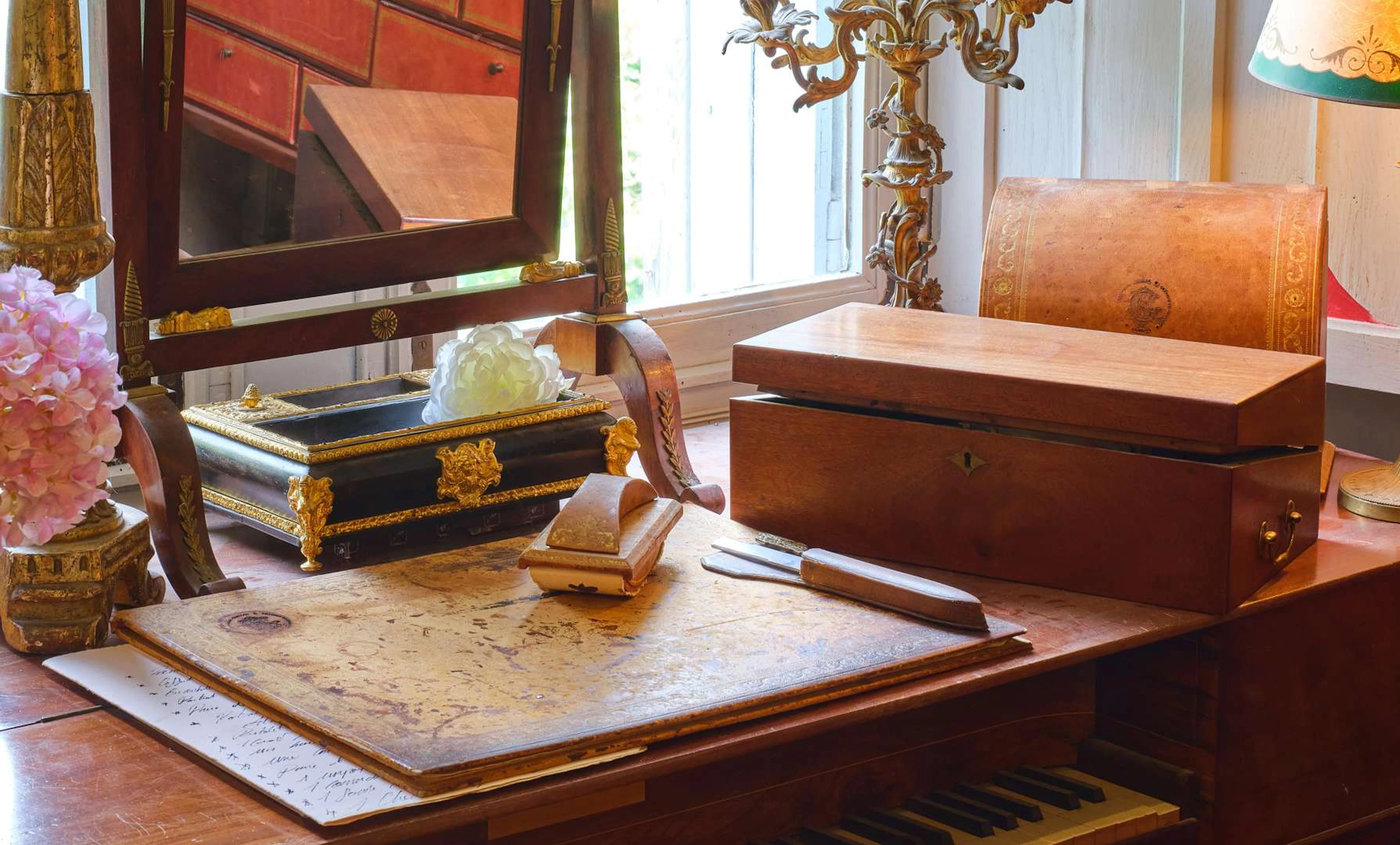 [WRITING ACCESSORIES], Set of writing desks and desk accessories